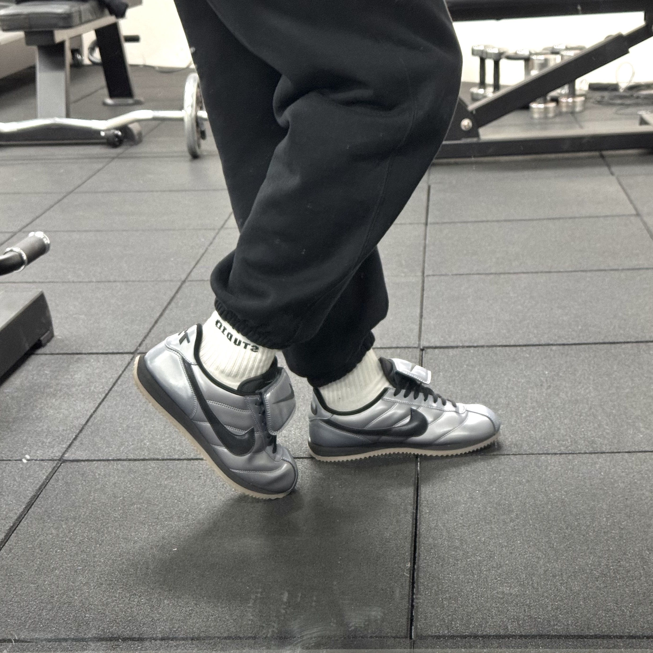 Nike Cortez Leather SE Metallic Cool Grey Black 착용 스타일 - 1