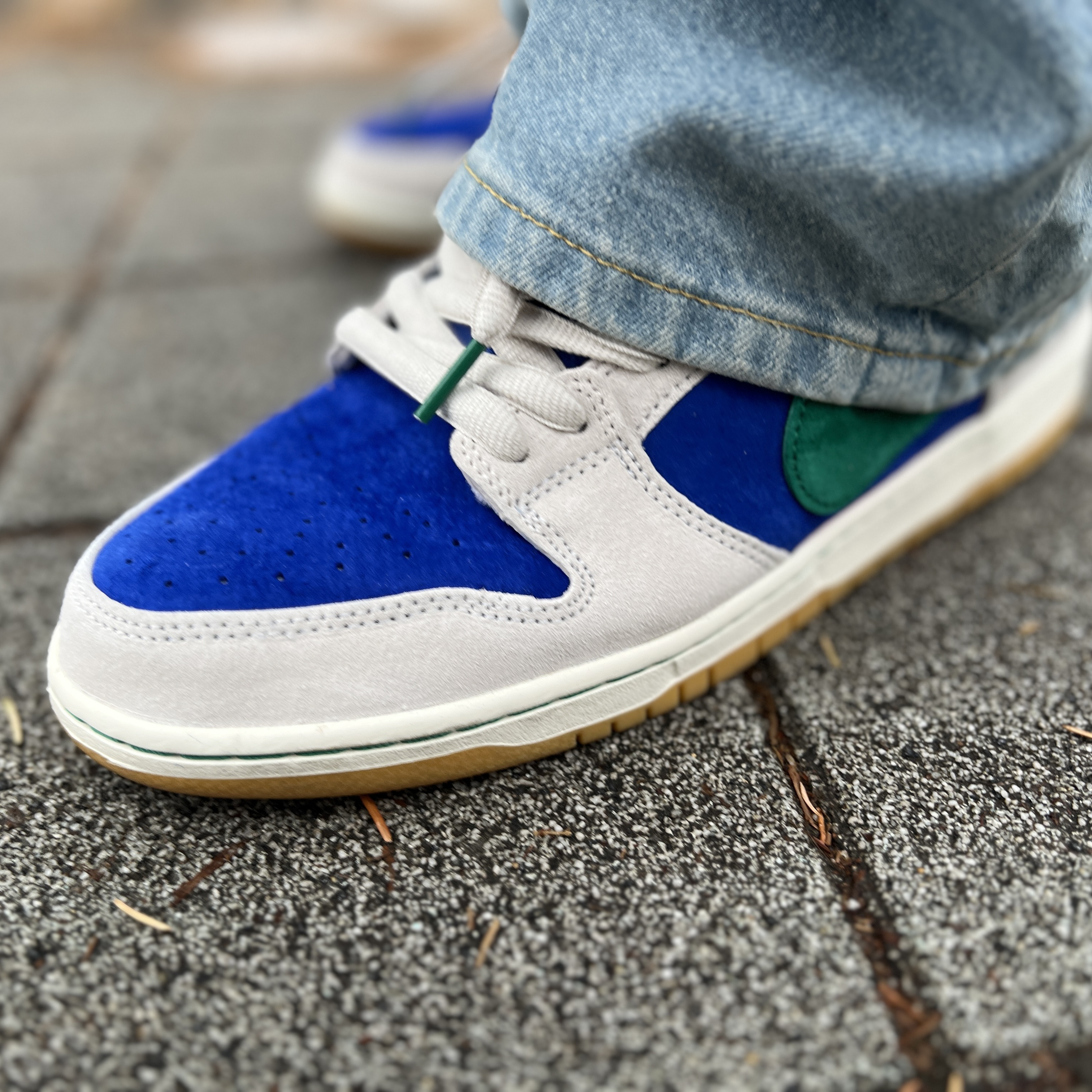 Nike SB Dunk Low Pro Phantom and Hyper Royal 착용 스타일
