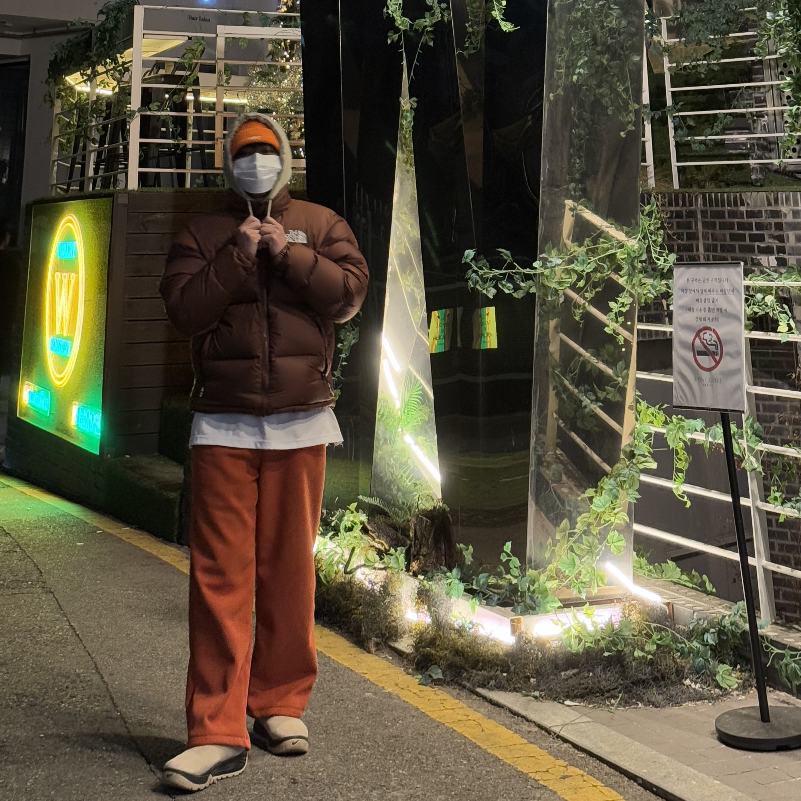 The North Face 1996 Retro Nuptse Jacket Dark Oak, Nike ACG Rufus Limestone and Black 착용 스타일 - 3
