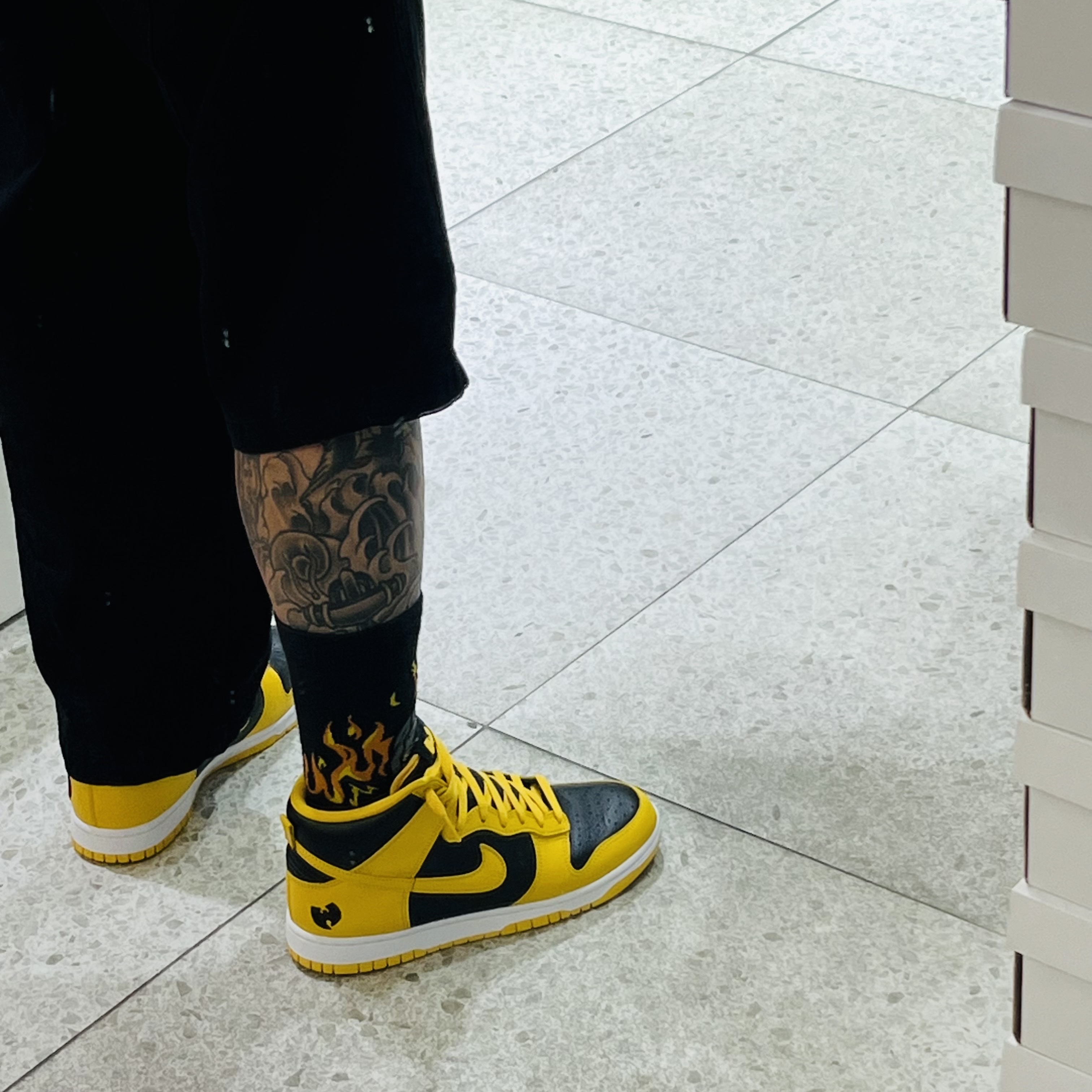 Nike Wu-Tang Clan Dunk High Black and Pollen 착용 스타일