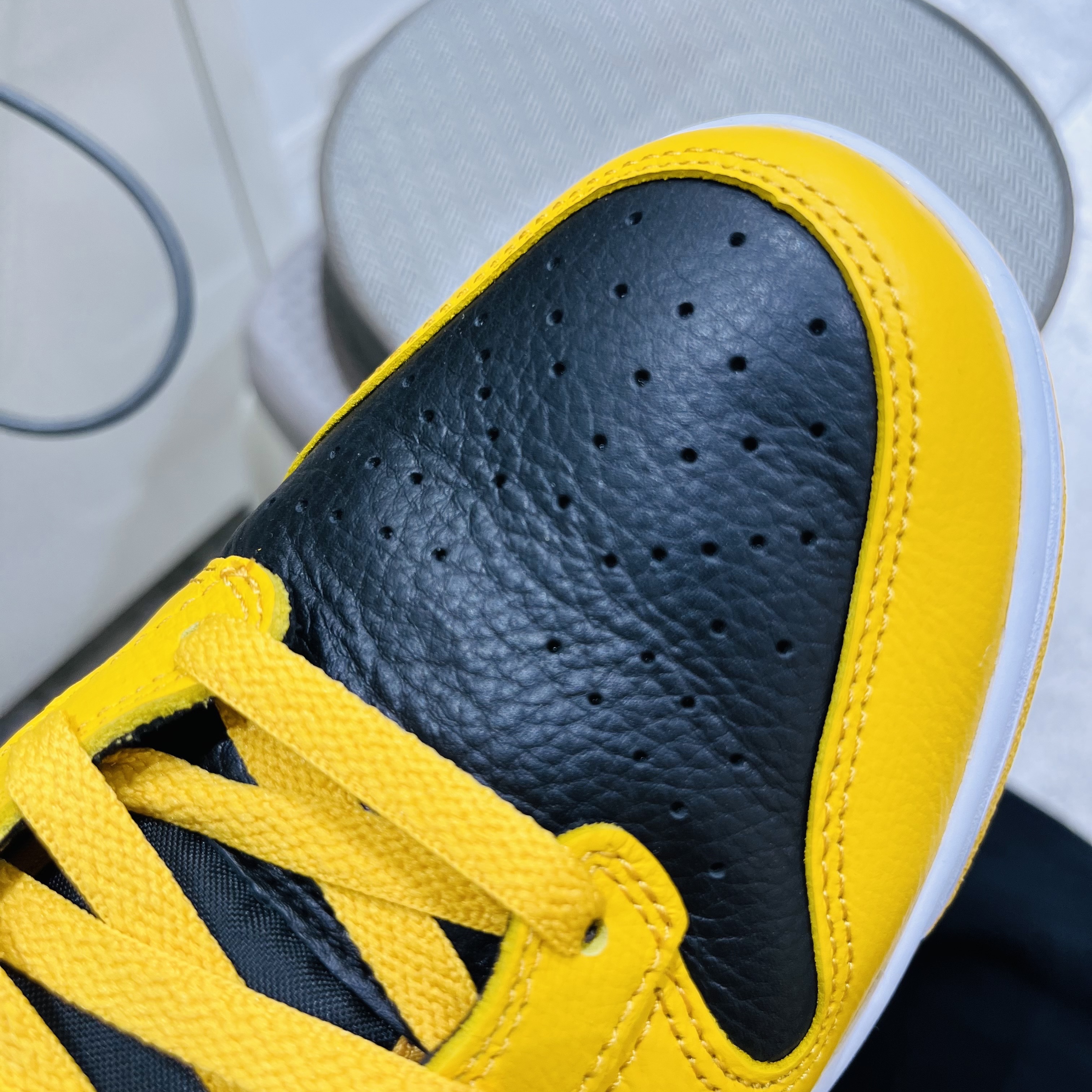 Nike Wu-Tang Clan Dunk High Black and Pollen 착용 스타일 - 5