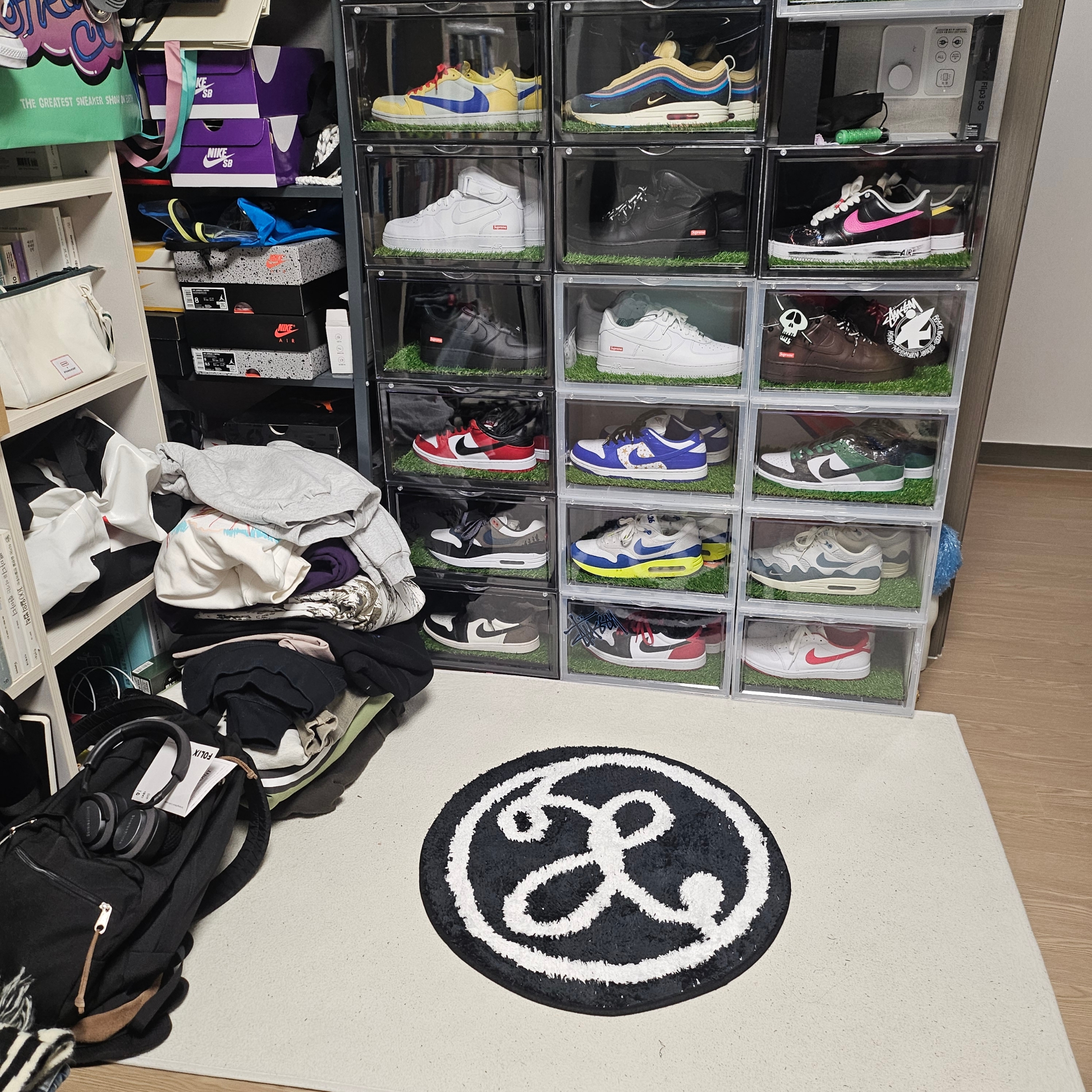 Nike Swoosh Rug Black White, Jordan x Travis Scott Jumpman Jack TR Black and Dark Mocha 착용 스타일 - 6