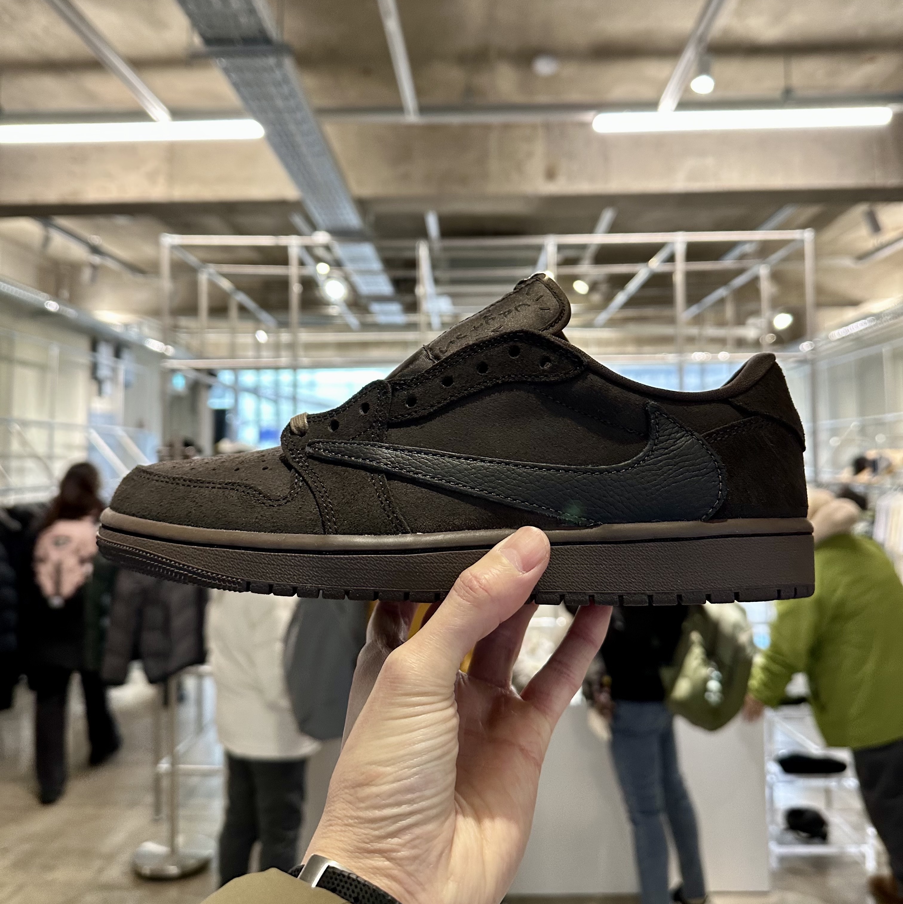 Jordan 1 x Travis Scott Retro Low OG SP Velvet Brown and Dark Mocha 착용 스타일