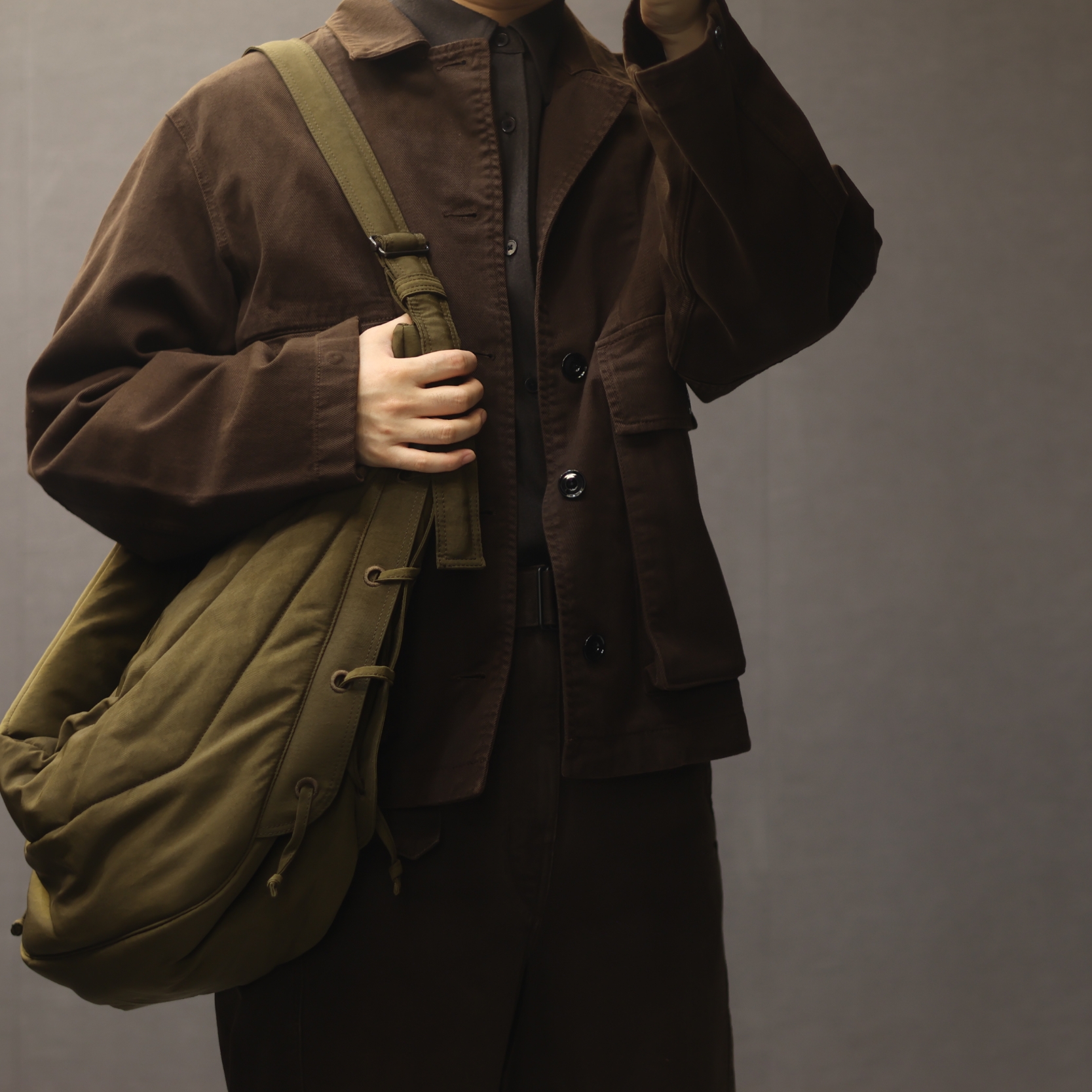 (W) Lemaire Garment Dyed Heavy Denim Boxy Jacket Espresso, Lemaire Twisted Belted Pants Garment Dyed Denim Espresso 착용 스타일 - 3