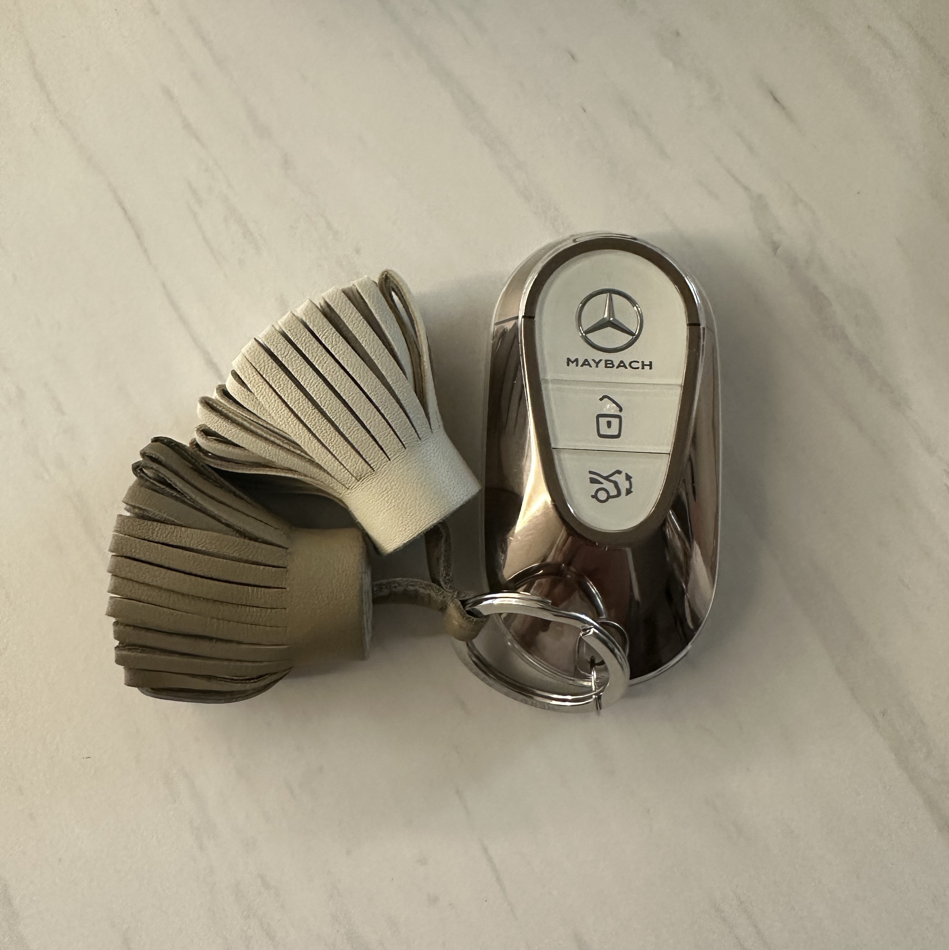 Hermes Carmen Uno-Dos Keyring Milo & Beige Marfa Craie 착용 스타일