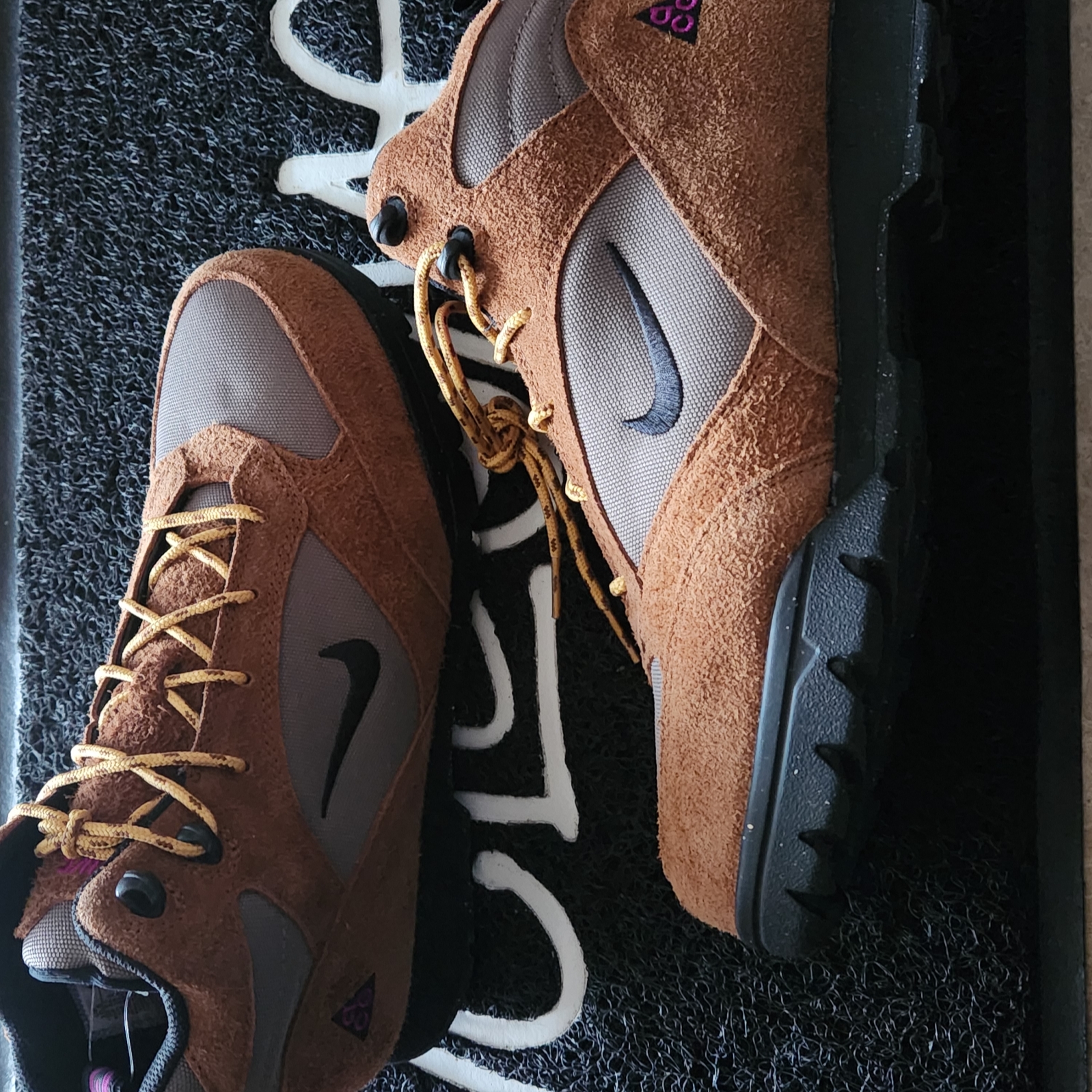 Nike ACG Torre Mid Waterproof Pecan and Olive Grey 착용 스타일