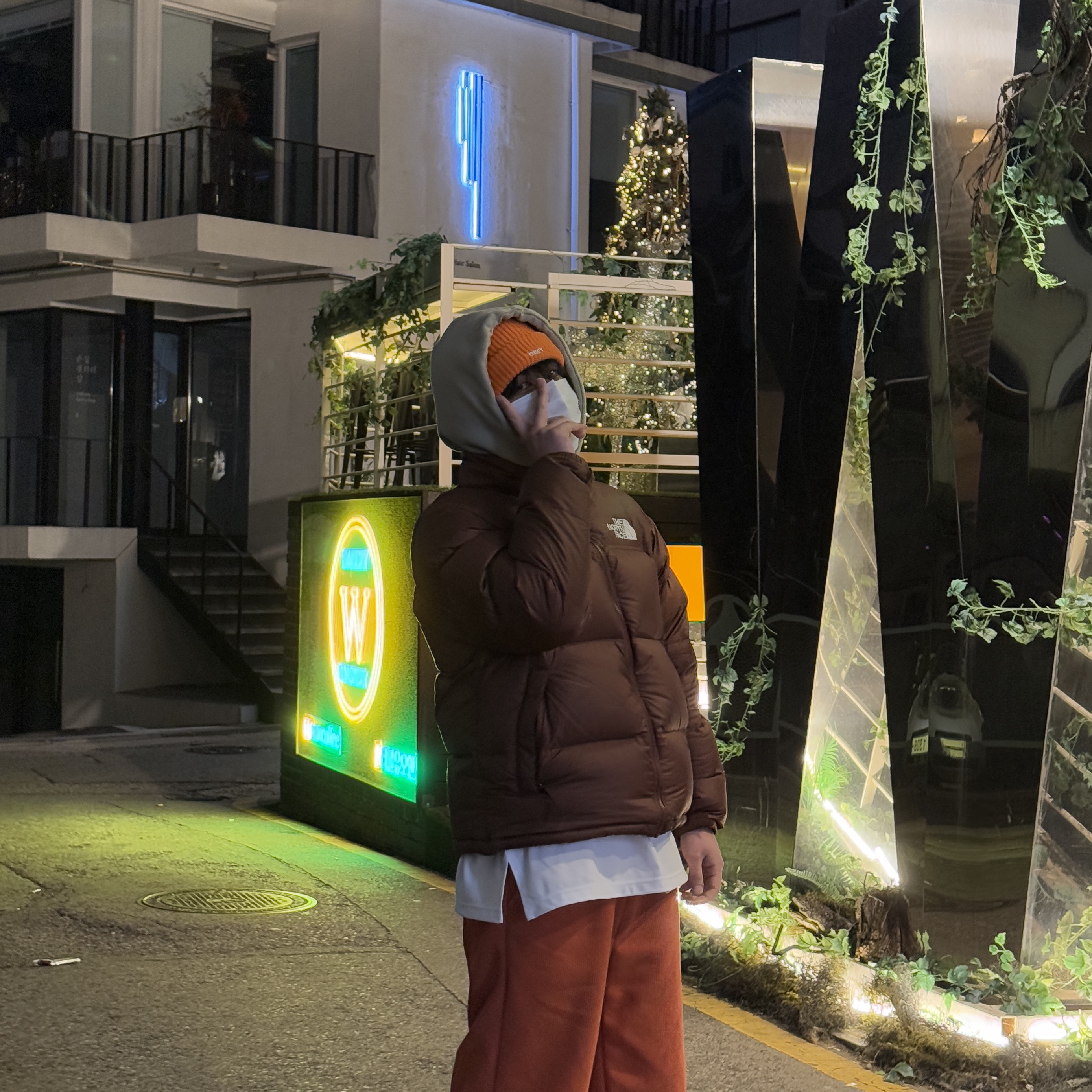 The North Face 1996 Retro Nuptse Jacket Dark Oak, Nike ACG Rufus Limestone and Black 착용 스타일 - 4