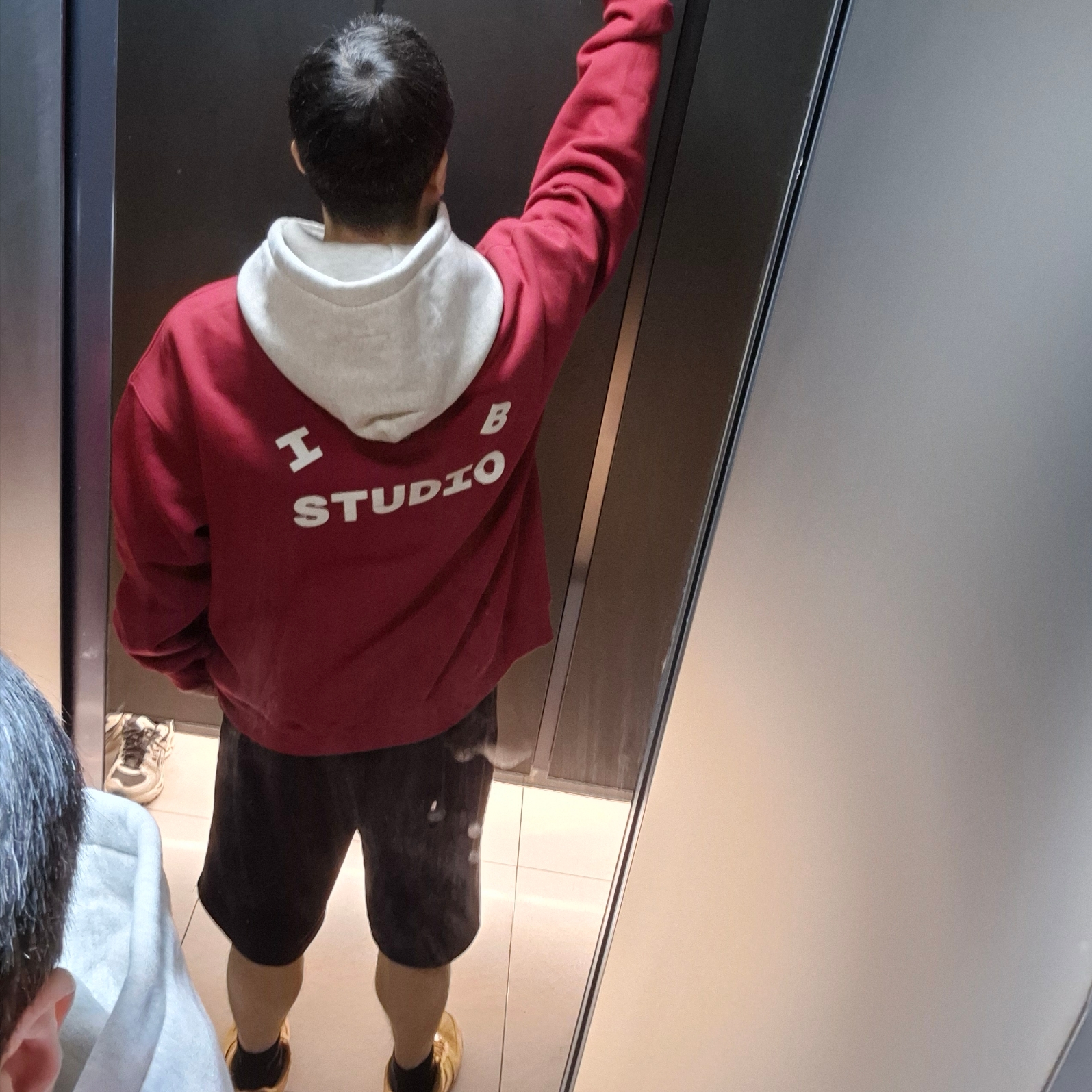 IAB Studio 24 Christmas Hoodie Burgundy Oatmeal 착용 스타일 - 4