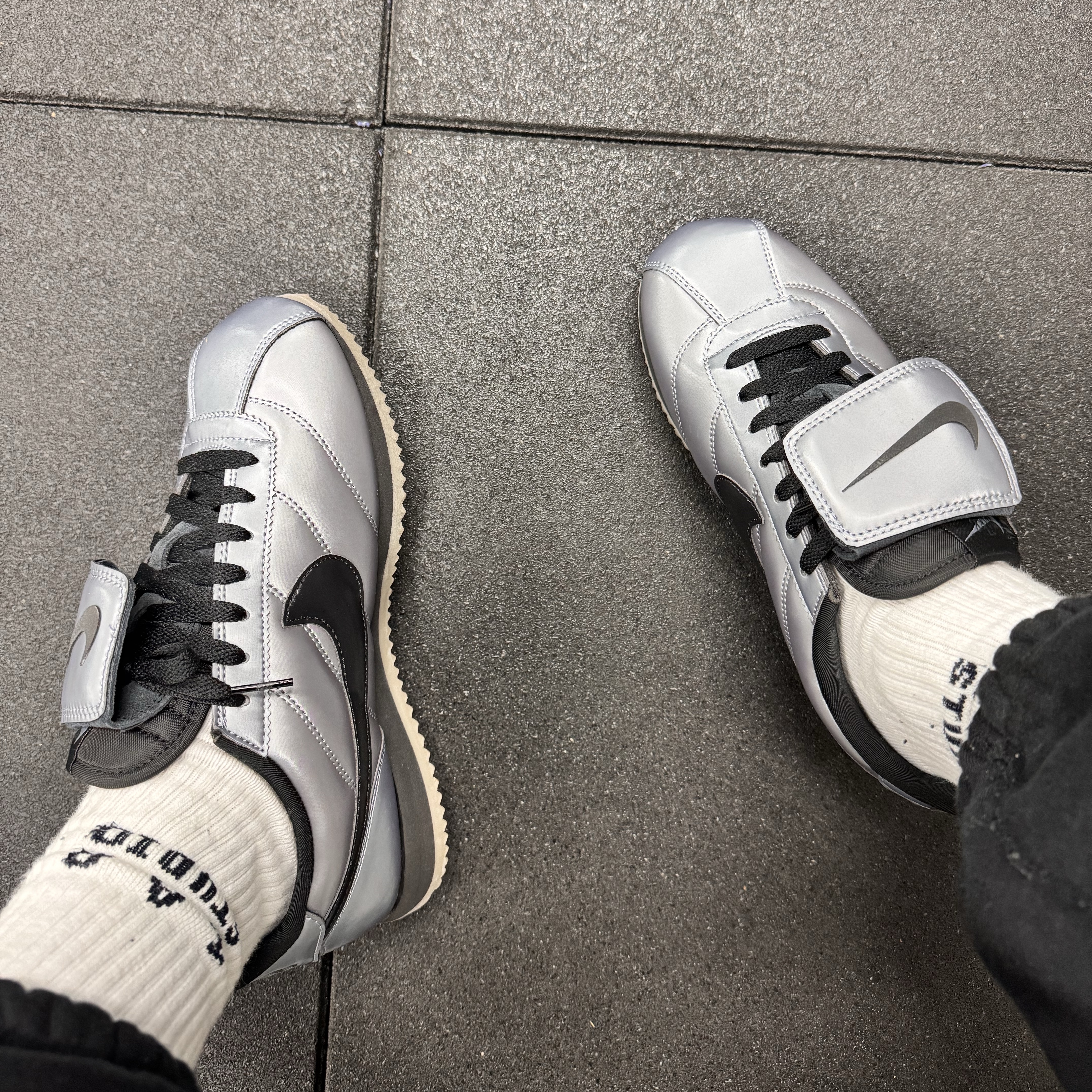 Nike Cortez Leather SE Metallic Cool Grey Black 착용 스타일 - 3