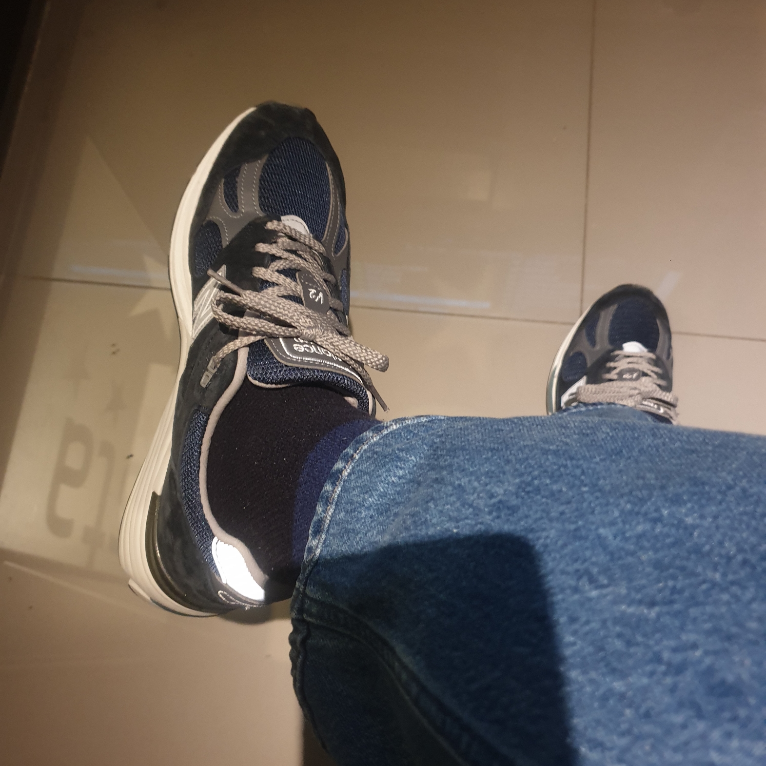 New Balance 991v2 Made in UK Dark Navy Smoked Pearl 착용 스타일