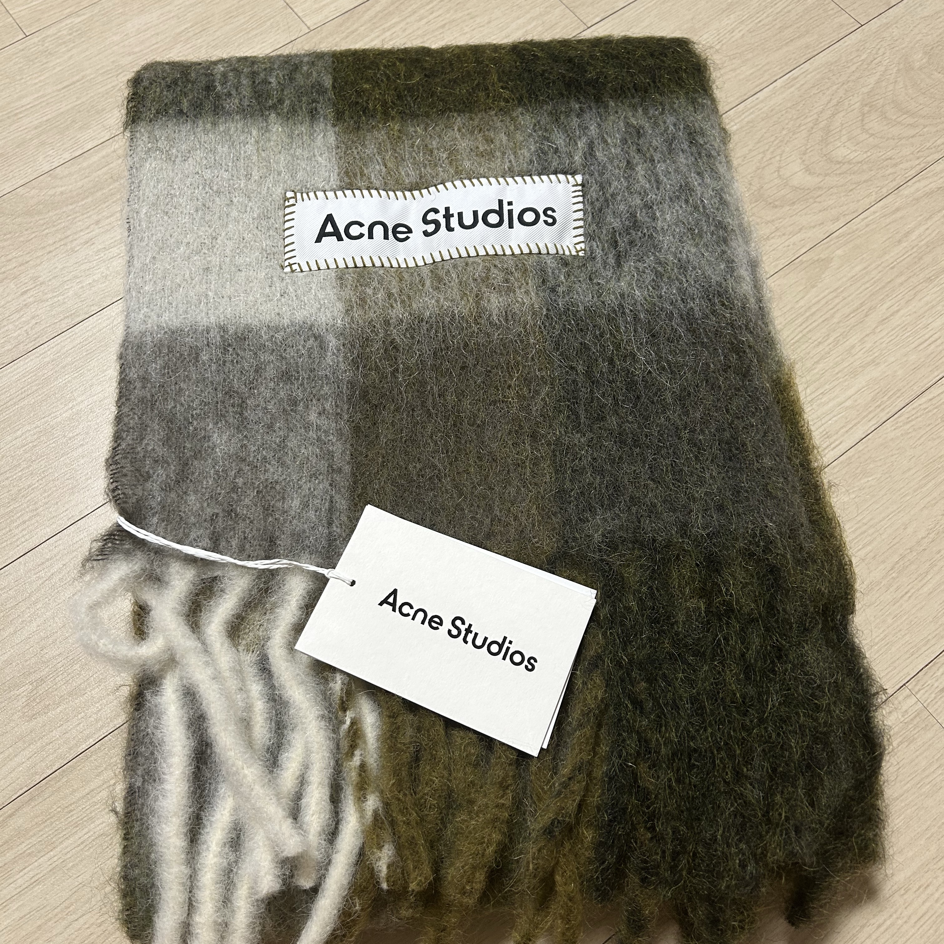 Acne Studios Mohair Check Muffler Taupe Green Black 착용 스타일