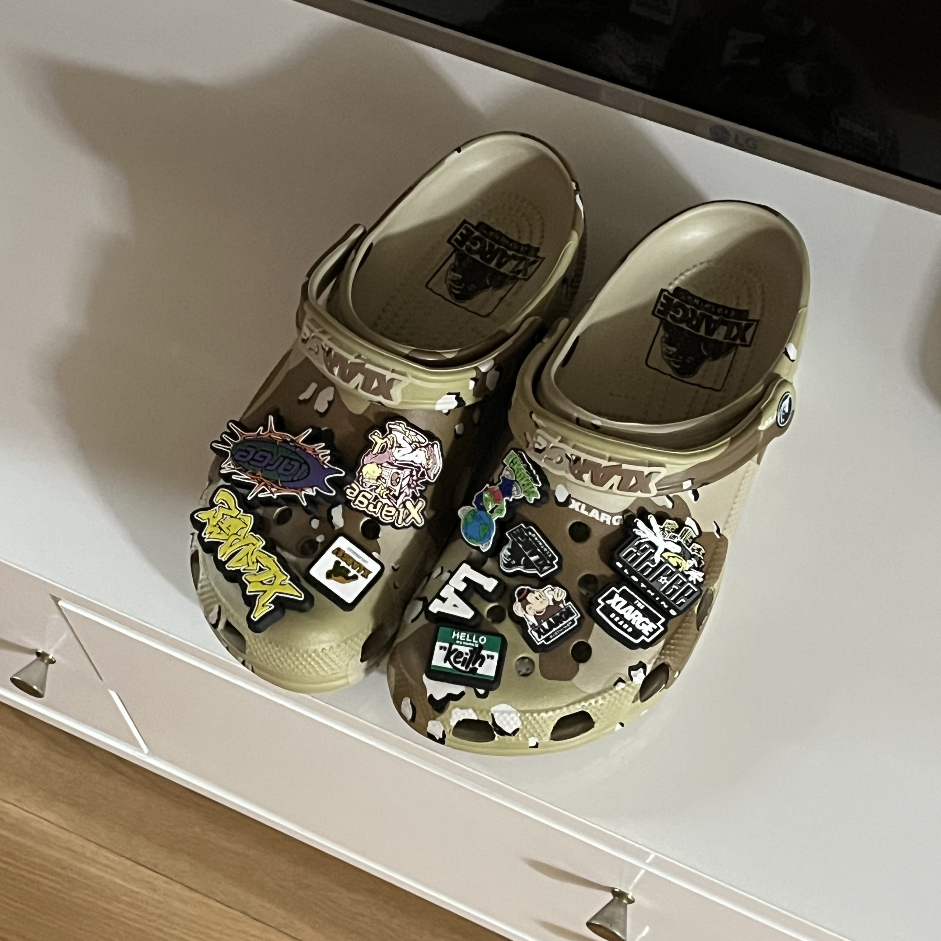 Crocs x XLarge Classic Clog Desert Camo 착용 스타일