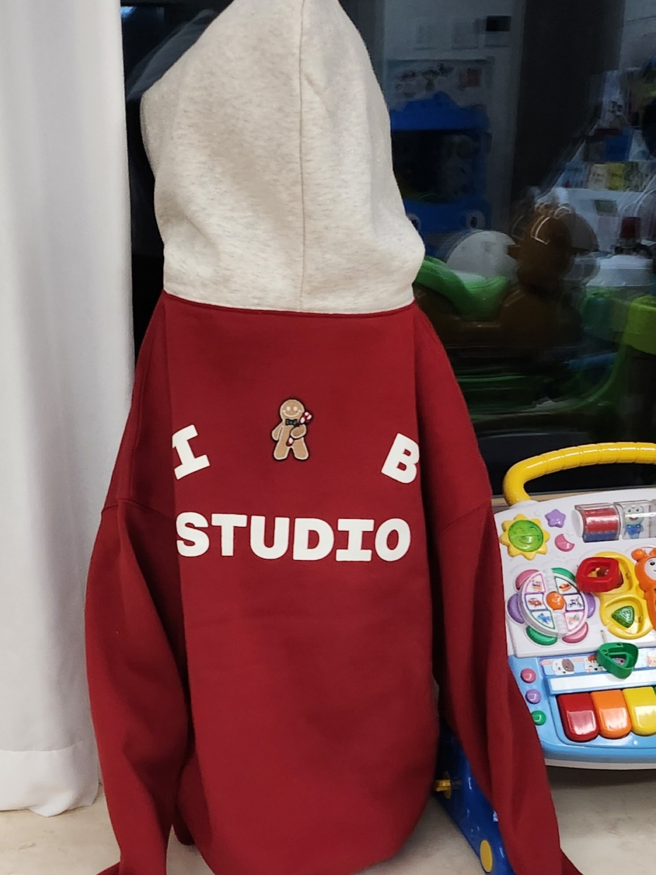 IAB Studio 24 Christmas Hoodie Burgundy Oatmeal 착용 스타일 - 2