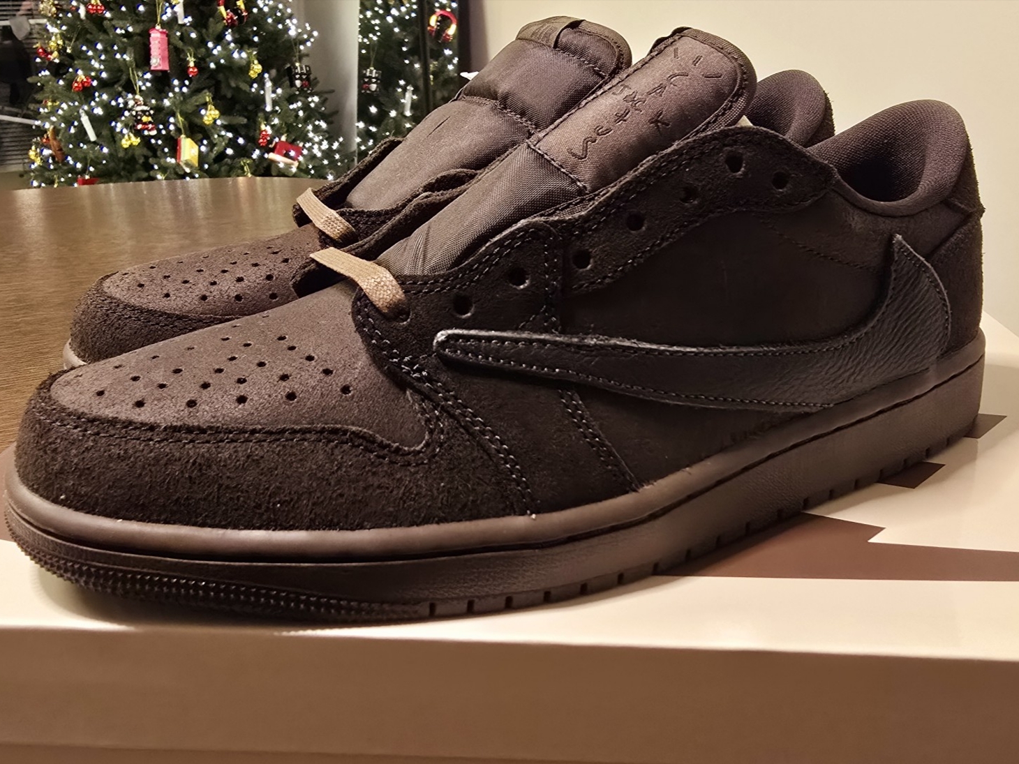Jordan 1 x Travis Scott Retro Low OG SP Velvet Brown and Dark Mocha 착용 스타일