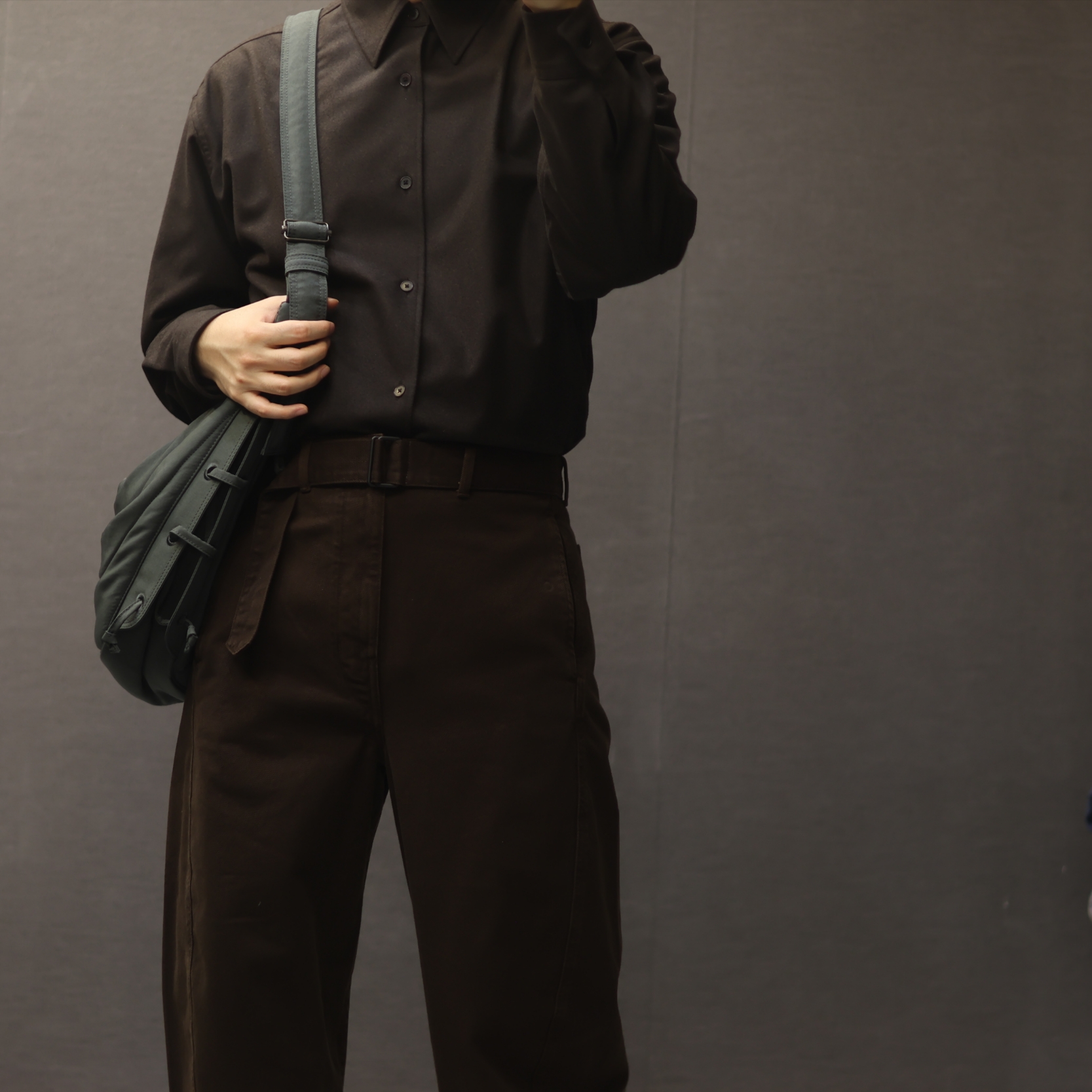 (W) Lemaire Garment Dyed Heavy Denim Boxy Jacket Espresso, Lemaire Twisted Belted Pants Garment Dyed Denim Espresso 착용 스타일 - 4