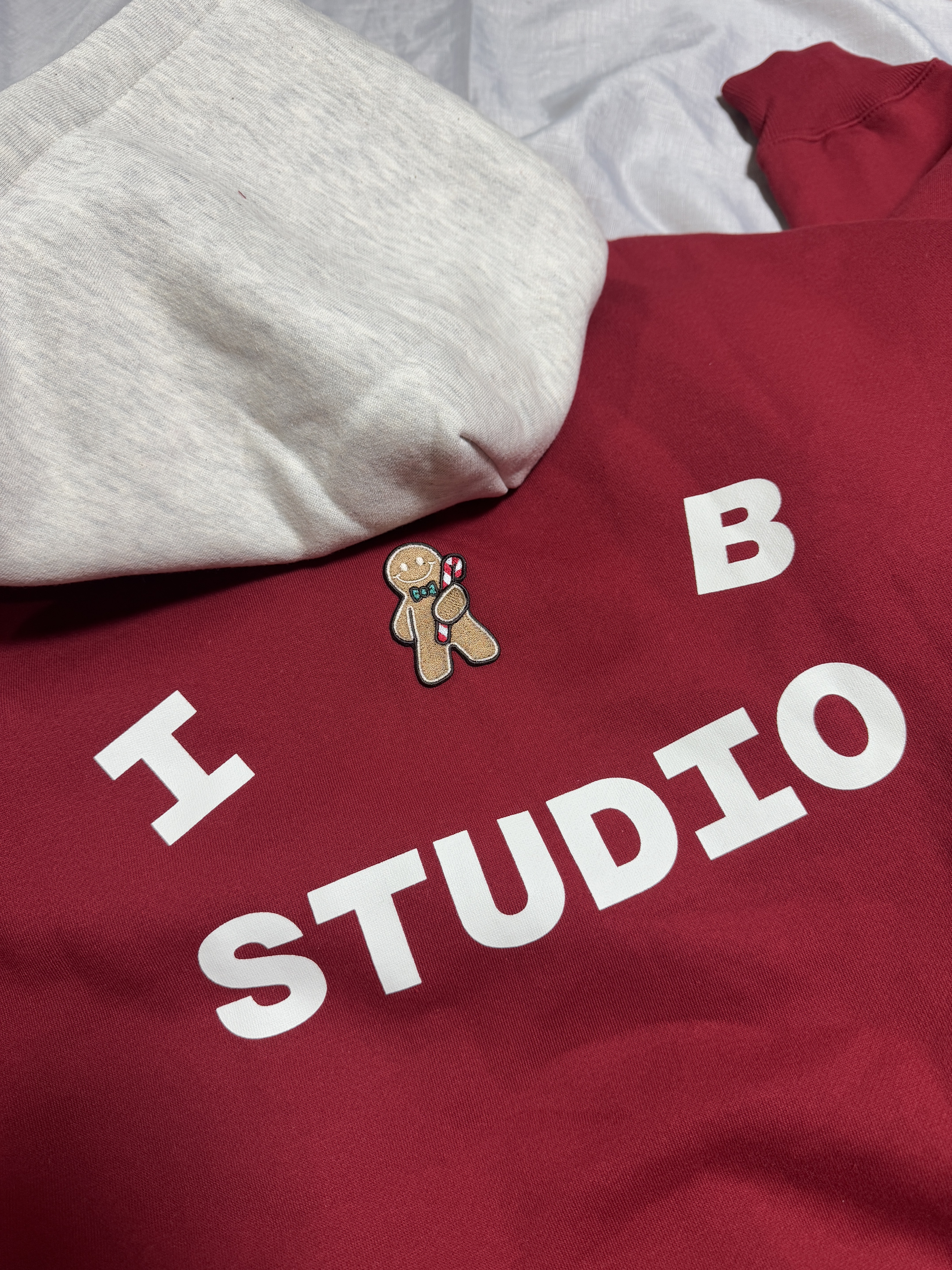 IAB Studio 24 Christmas Hoodie Burgundy Oatmeal 착용 스타일