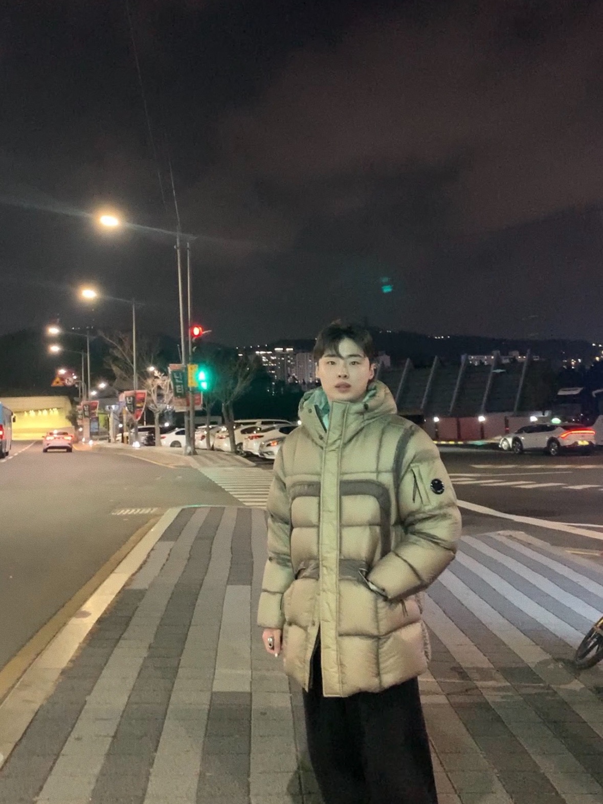 C.P. Company D.D. Shell Hooded Long Down Jacket Black - 24FW, C.P. Company D.D. Shell Hooded Long Down Jacket Vintage Khaki Beige - 24FW 착용 스타일 - 1
