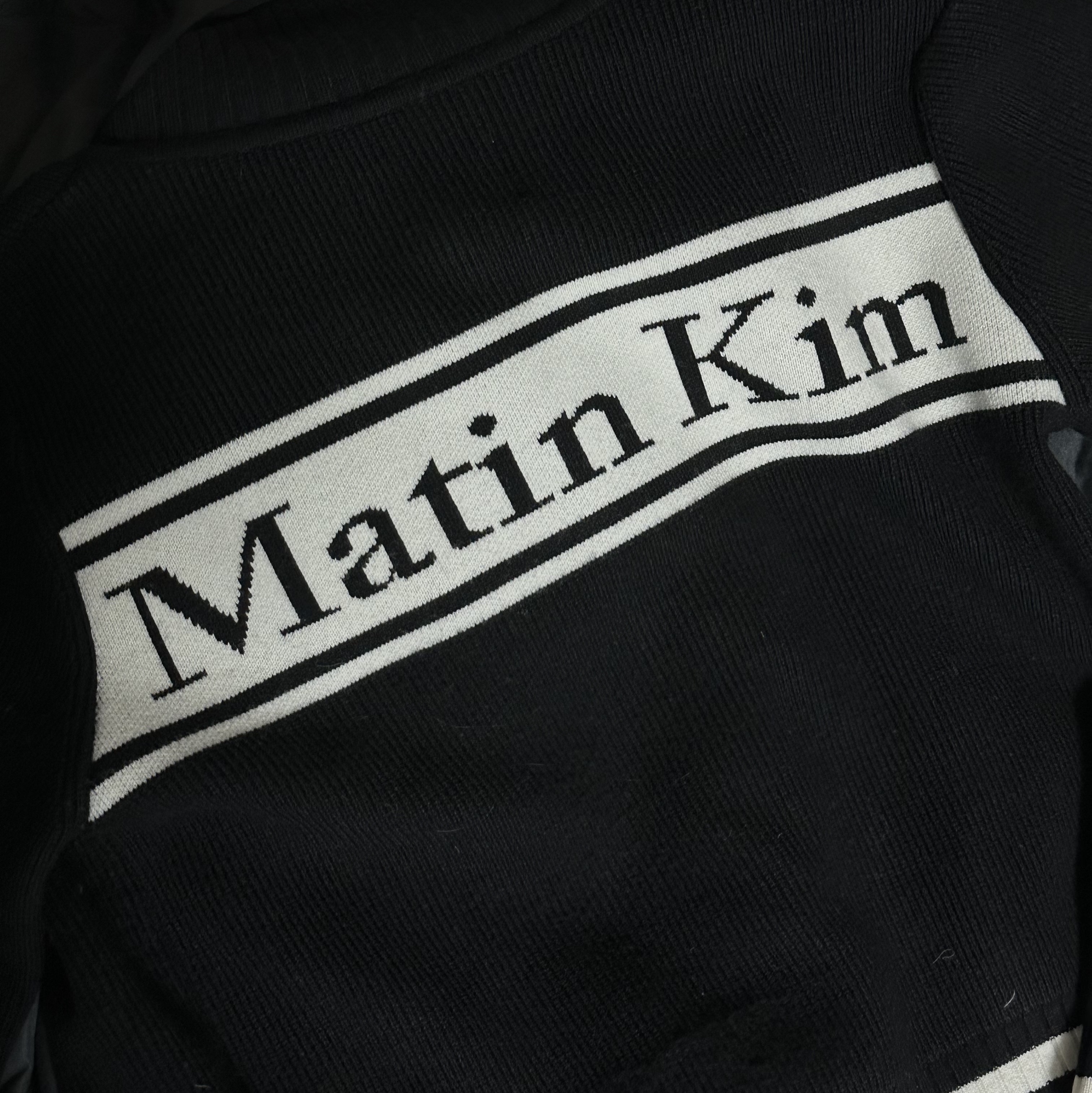 Matin Kim Spell Point Stripe Knit Cardigan Black 착용 스타일 - 1