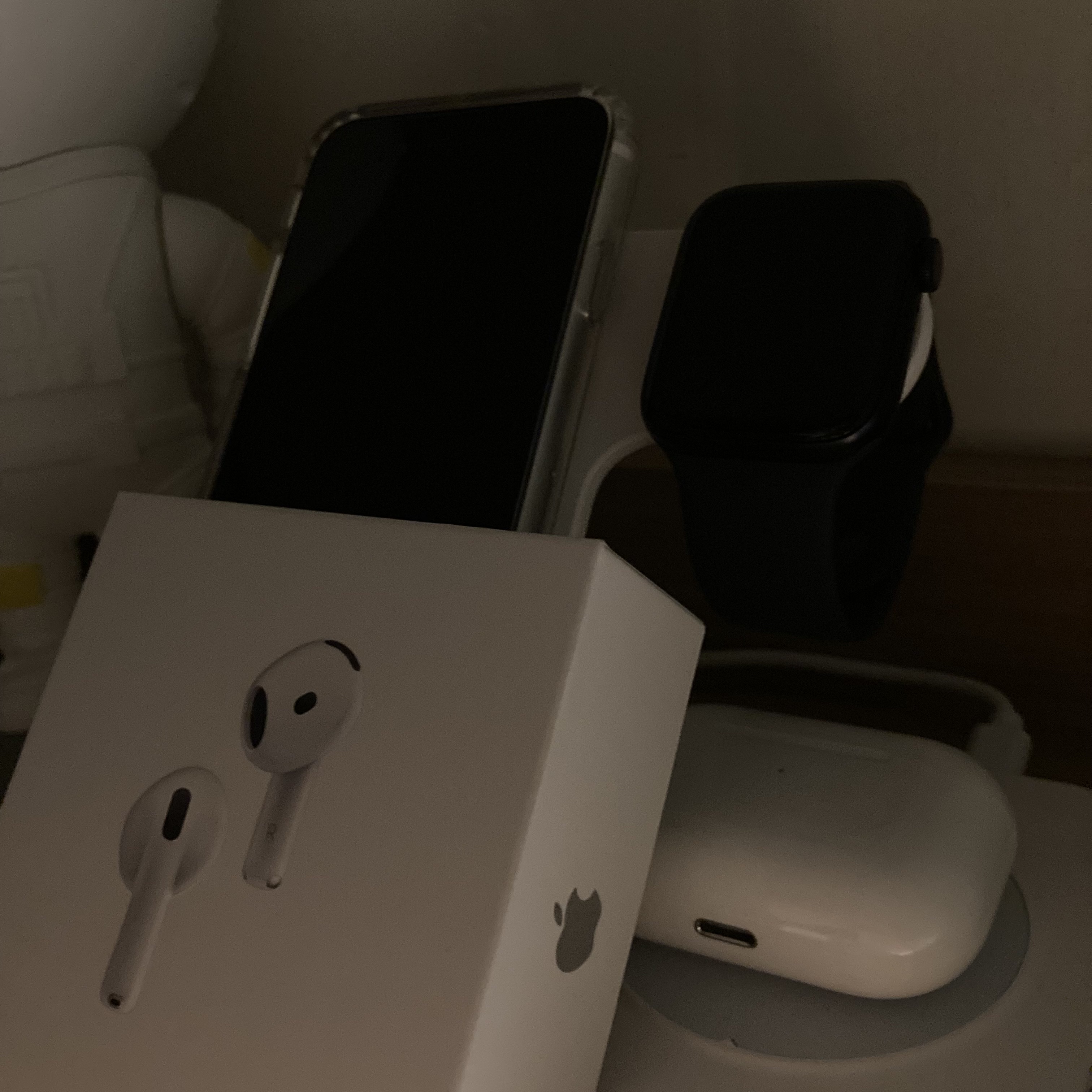 Apple AirPods 4th Gen with Active Noise Cancellation (Korean Ver.) 착용 스타일