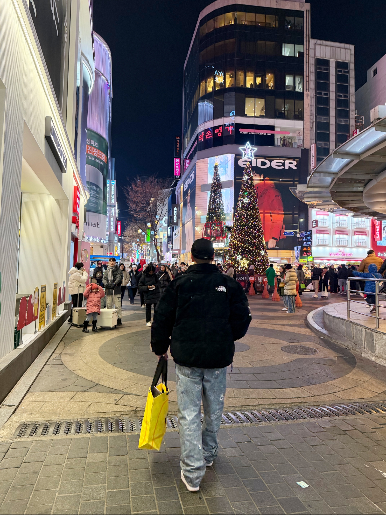 Supreme Washed Chino Twill Camp Cap Black, Supreme x The North Face Suede Nuptse Jacket Black - 23FW 착용 스타일 - 1