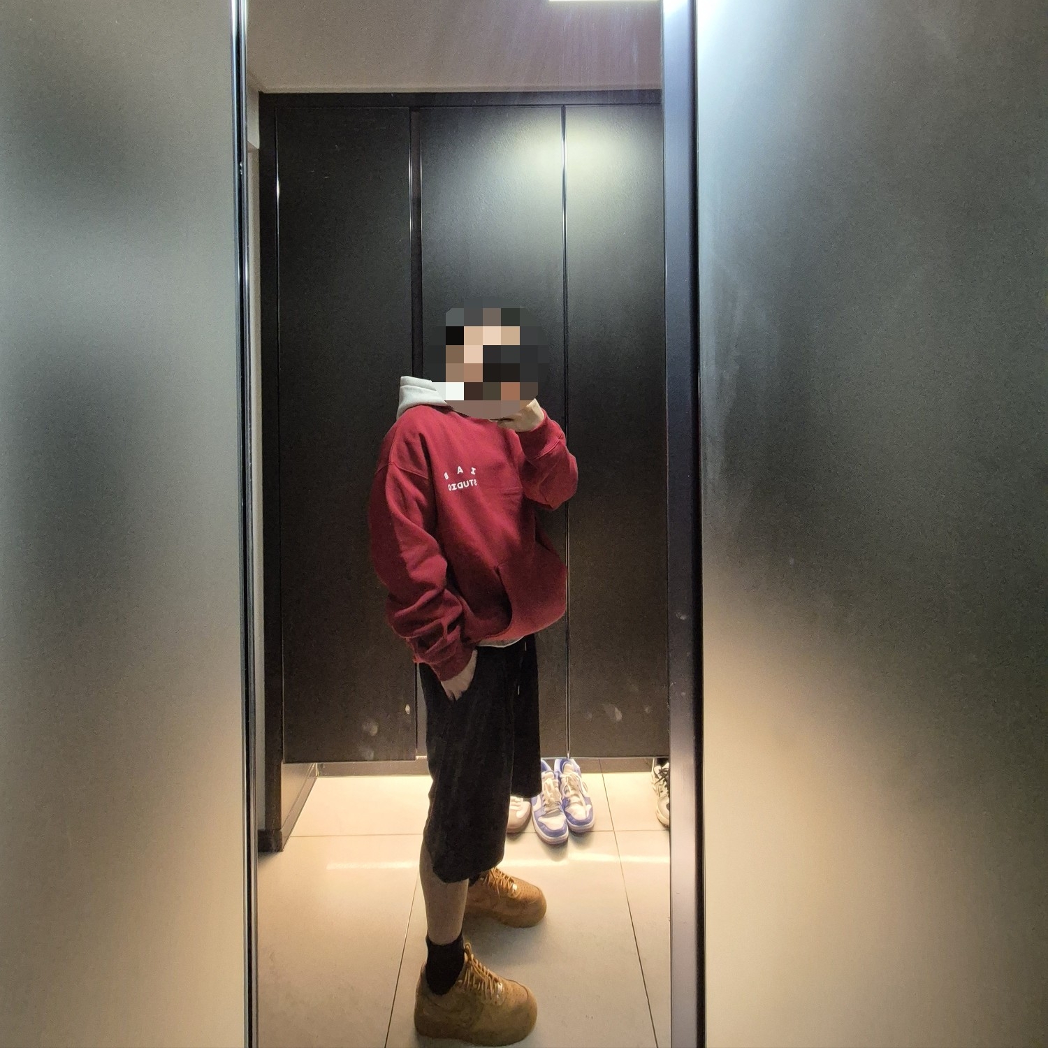 IAB Studio 24 Christmas Hoodie Burgundy Oatmeal 착용 스타일 - 3