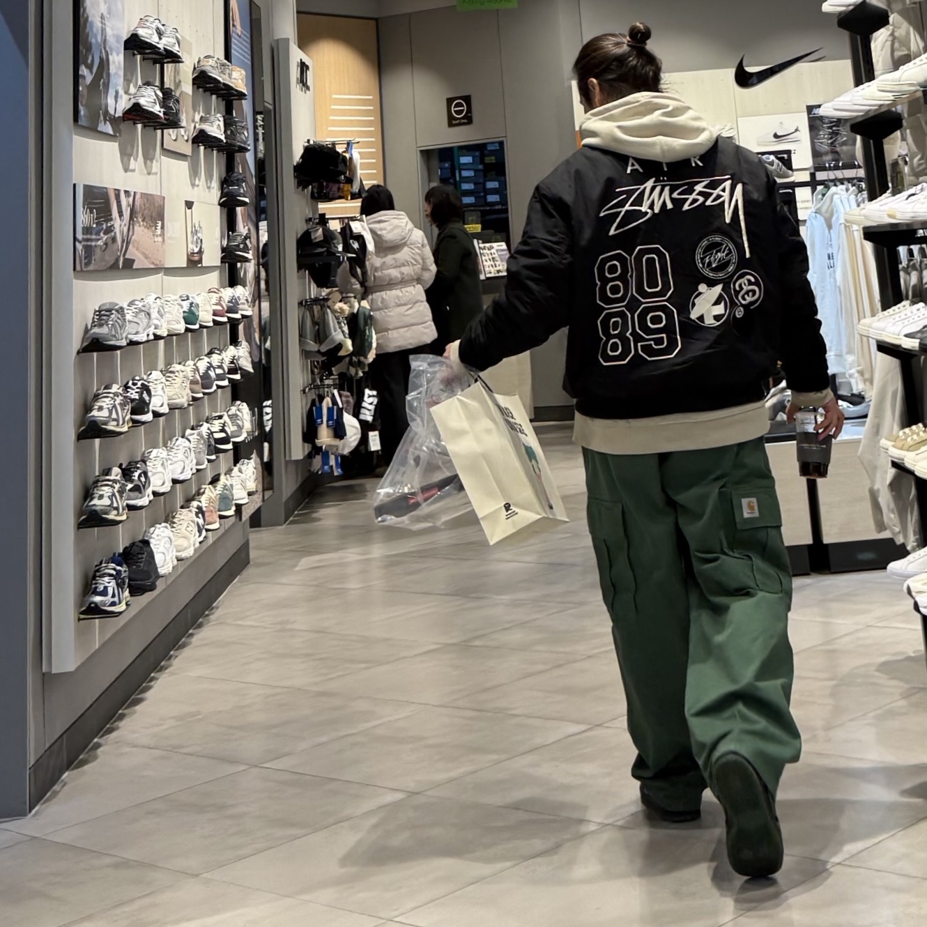 Nike x Stussy Reversible Jacket Black (FJ9154-010), Nike x There SB Dunk Low Pro Anthracite and Gorge Green 착용 스타일 - 4