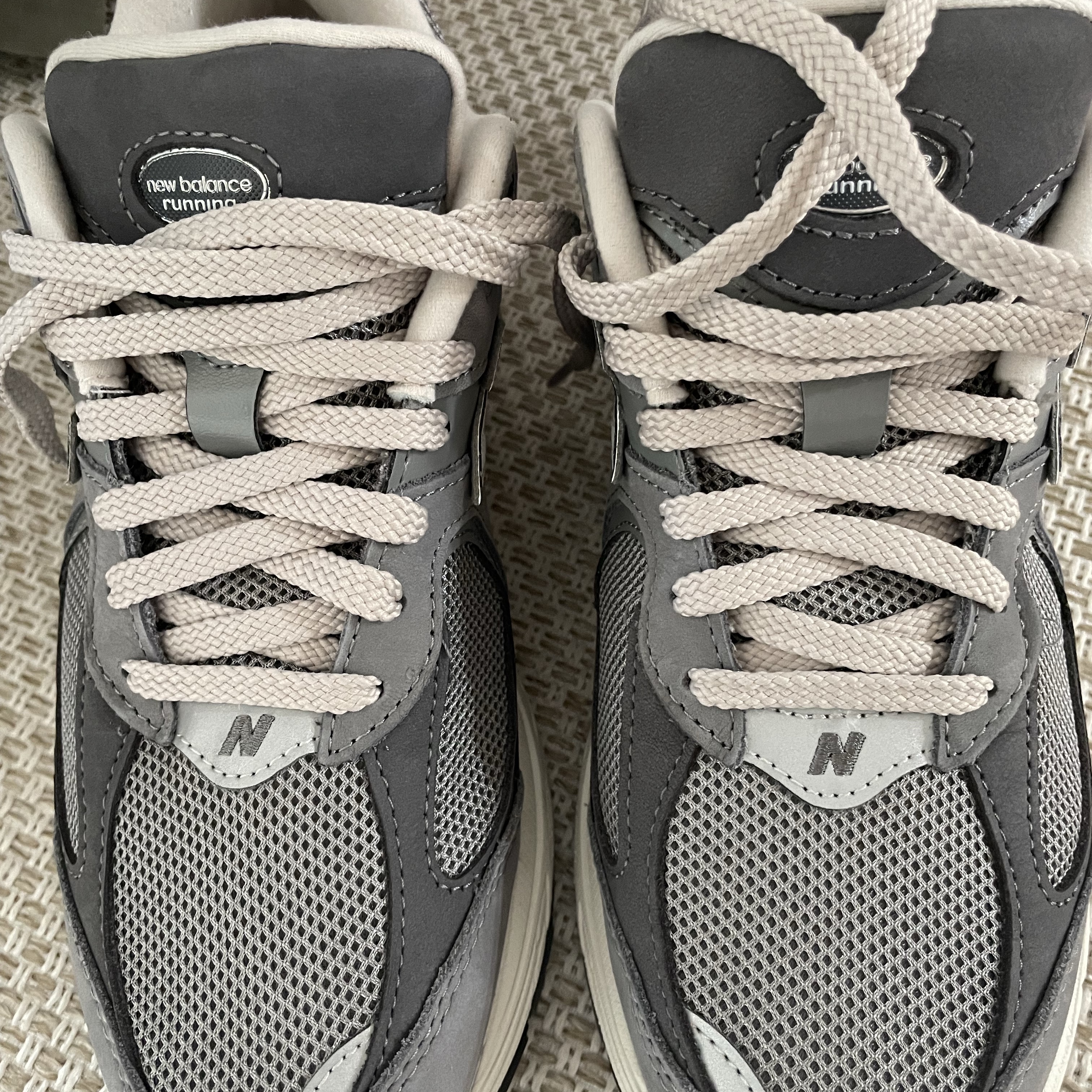 New Balance 2002R Premium Vintage Grey 착용 스타일 - 1