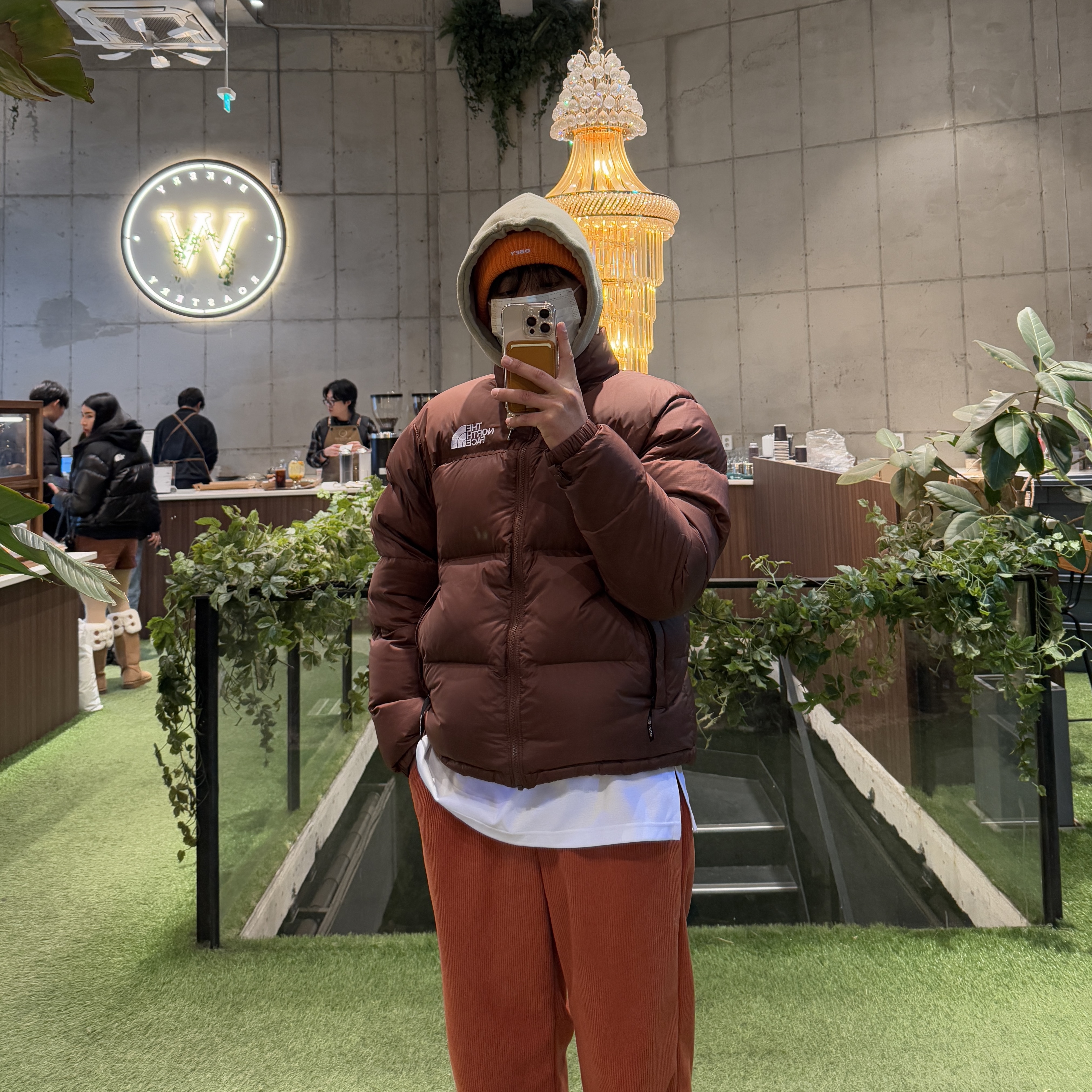 The North Face 1996 Retro Nuptse Jacket Dark Oak, Nike ACG Rufus Limestone and Black 착용 스타일 - 6