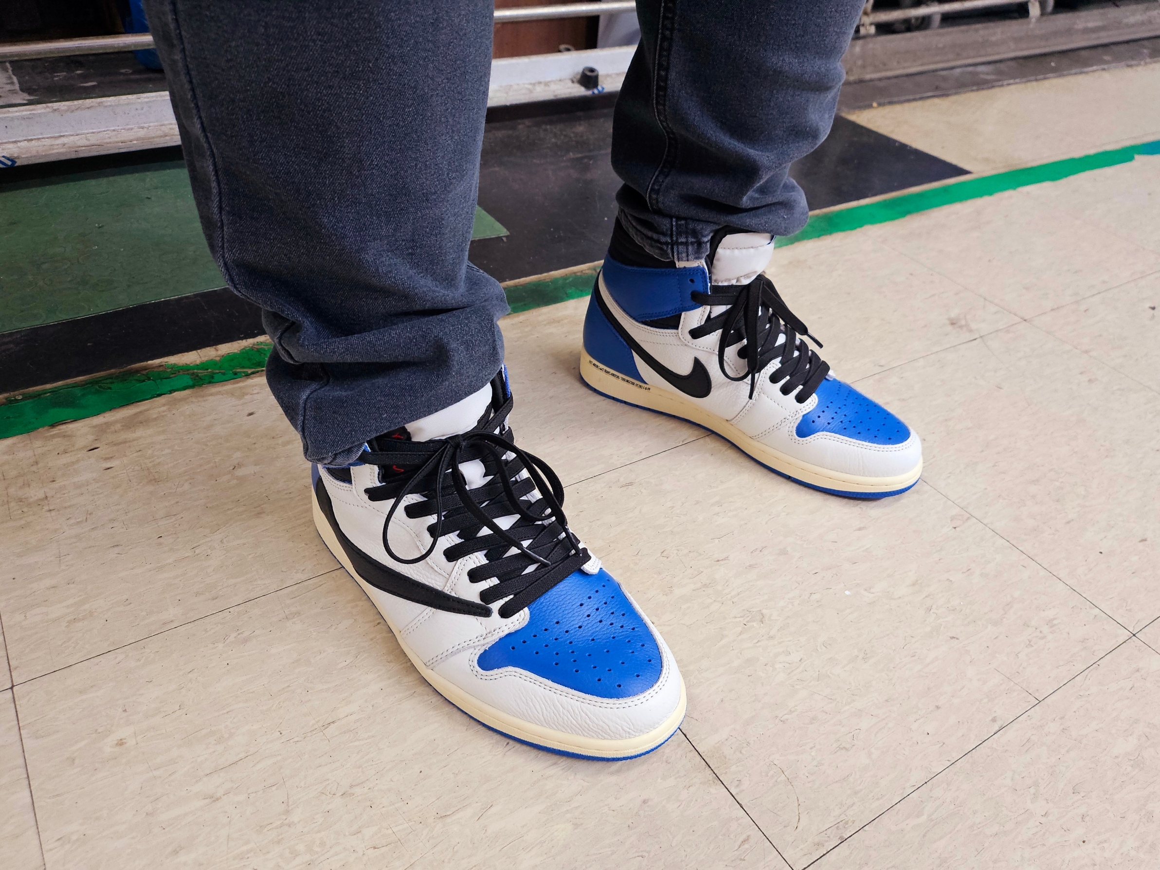 Jordan 1 x Travis Scott x Fragment Retro High OG SP Military Blue, (W) UGG Mini Bailey Button II Boots Chestnut 착용 스타일 - 3