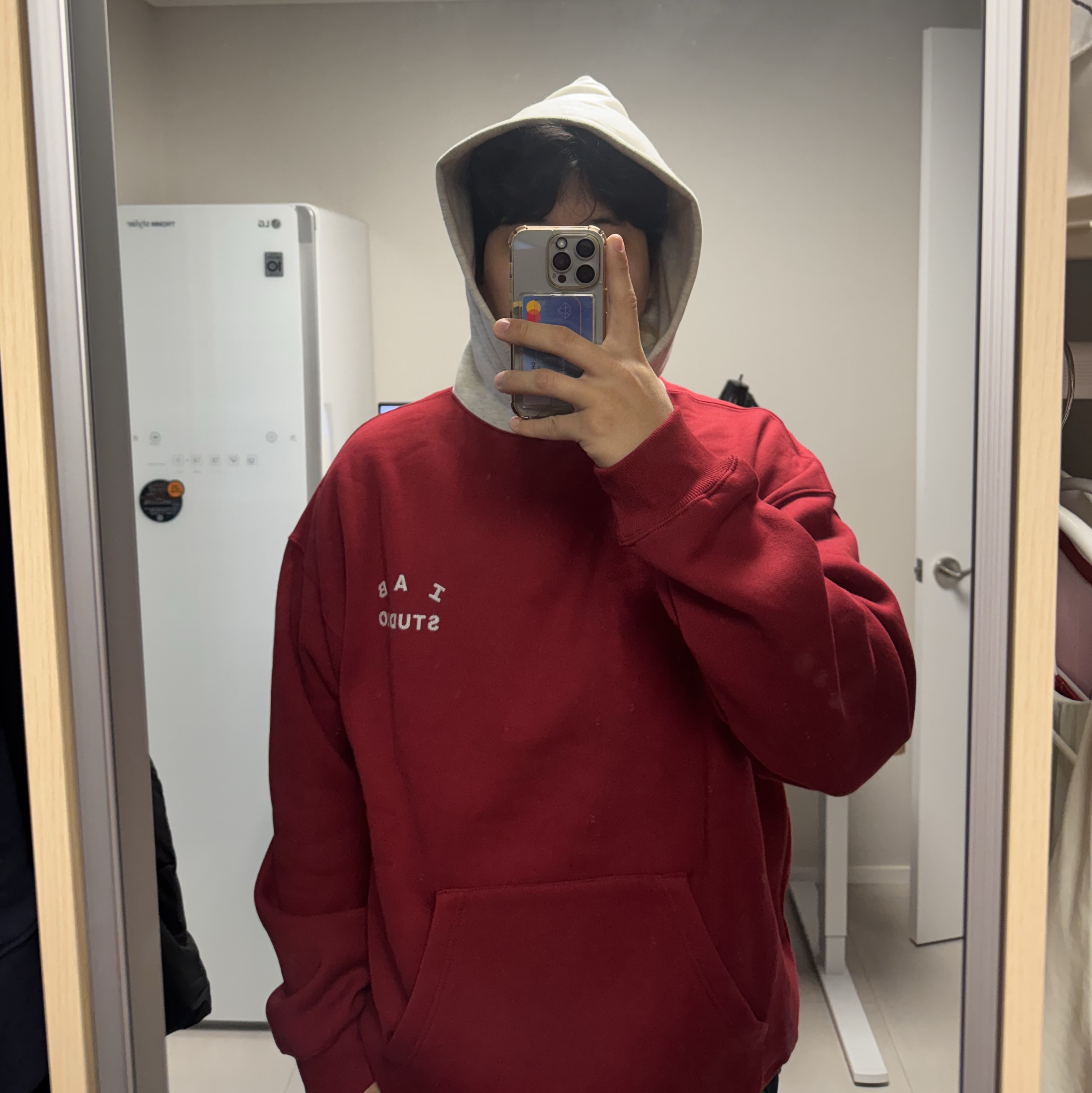 IAB Studio 24 Christmas Hoodie Burgundy Oatmeal 착용 스타일