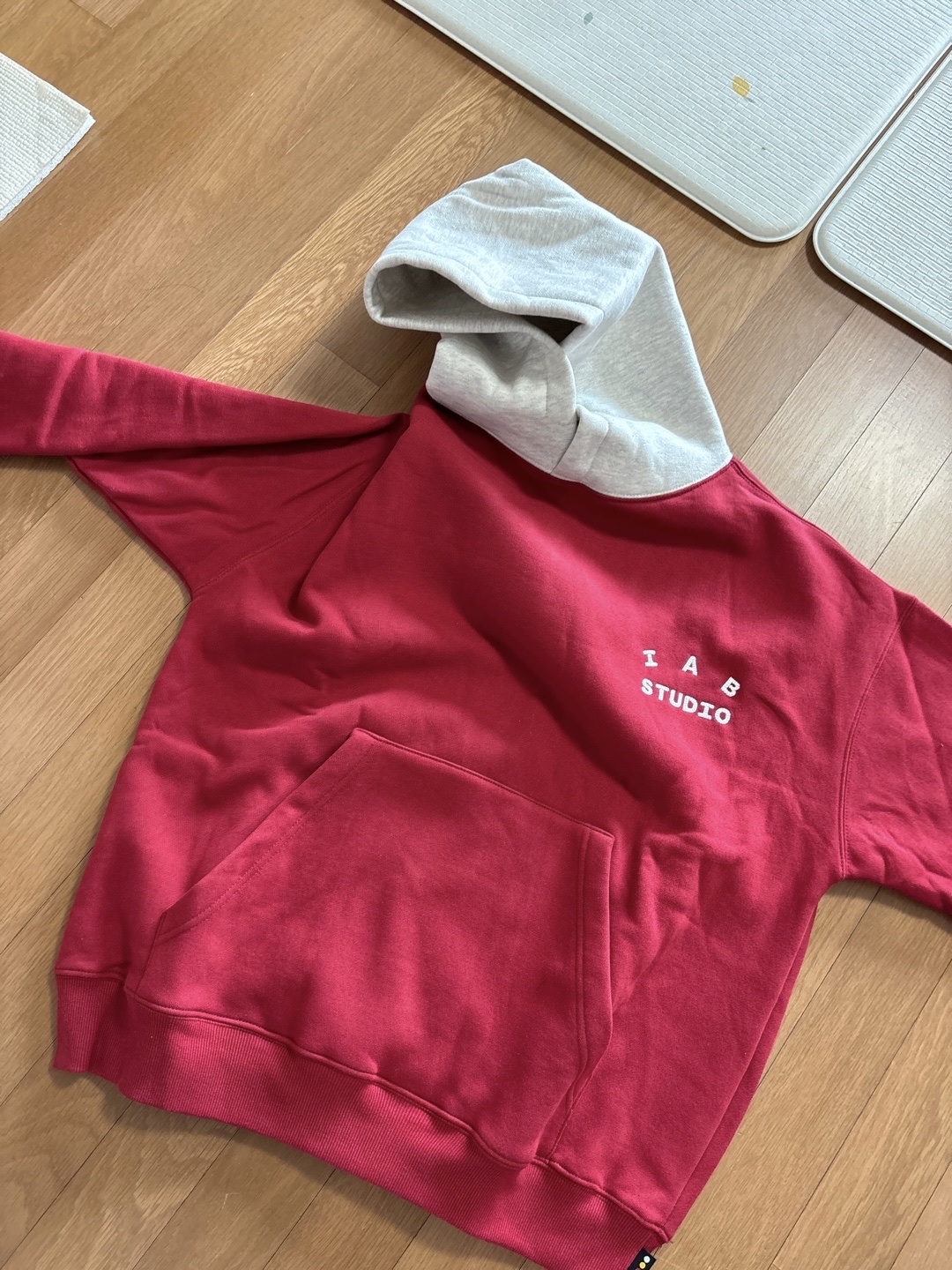 IAB Studio 24 Christmas Hoodie Burgundy Oatmeal 착용 스타일 - 2