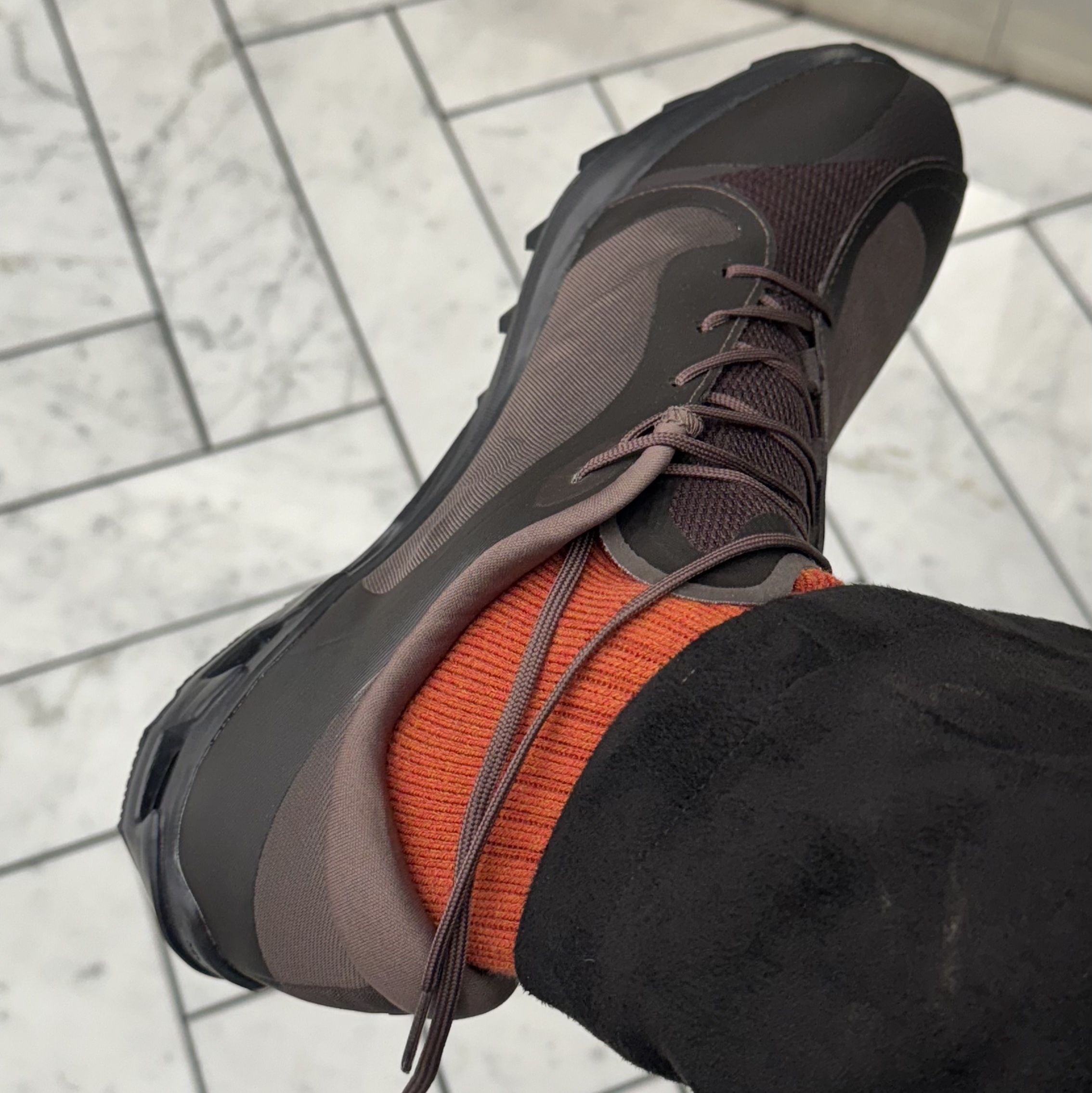 On Running x Post Archive Faction (Paf) Cloudventure Peak Cacao Espresso 착용 스타일