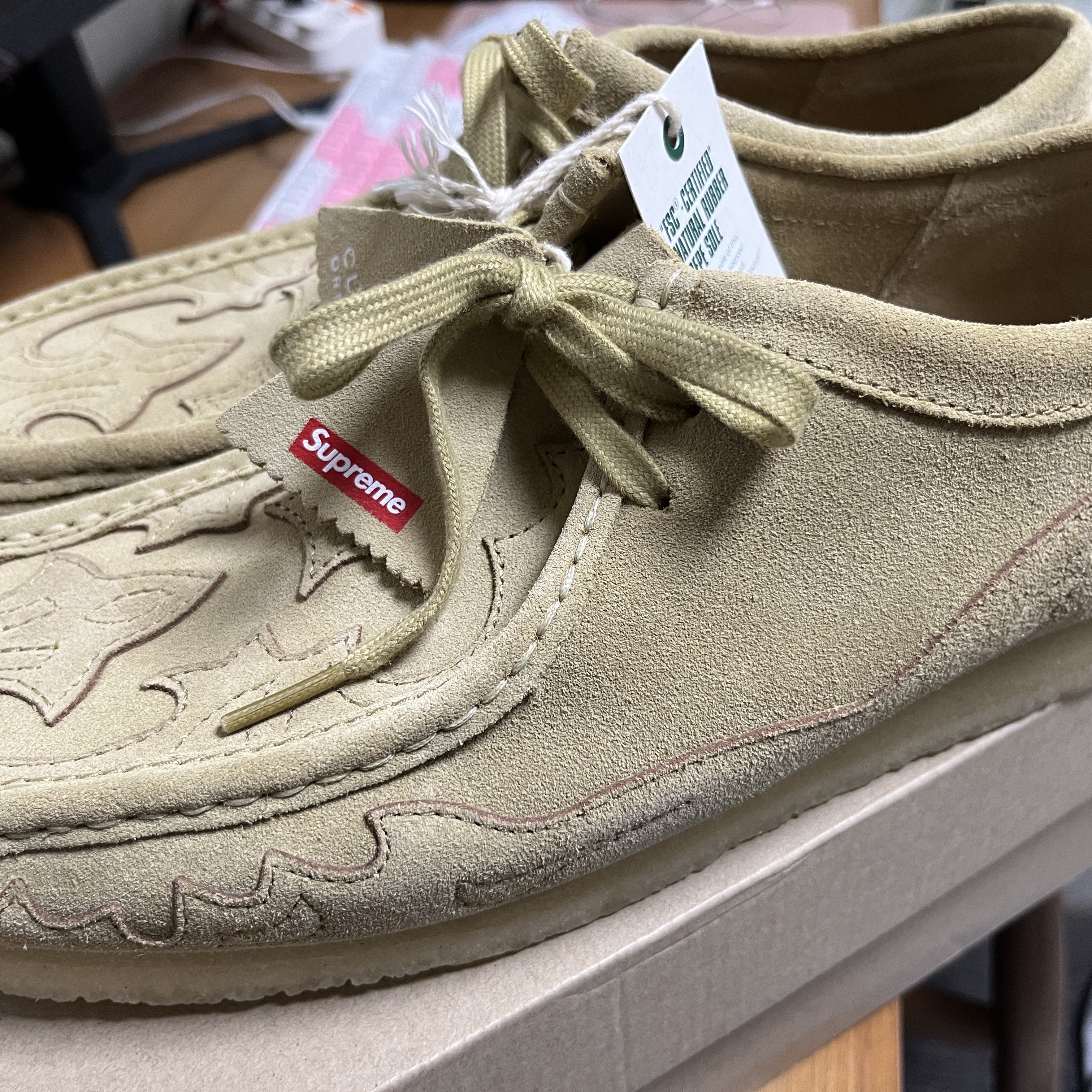 Clarks x Supreme Wallabee Tan 착용 스타일