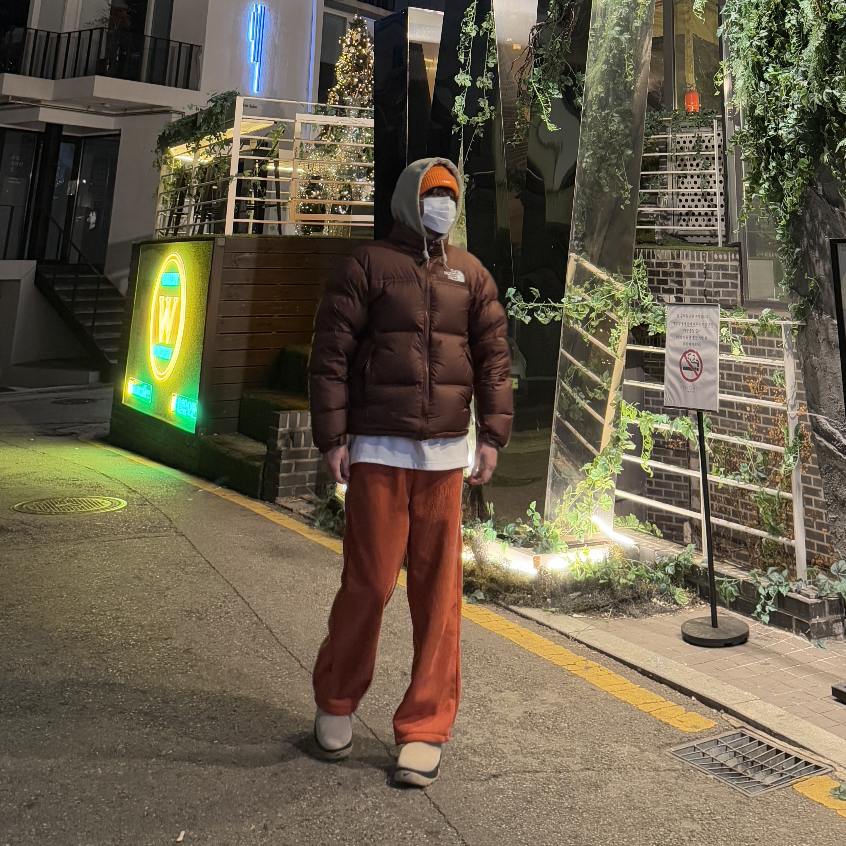 The North Face 1996 Retro Nuptse Jacket Dark Oak, Nike ACG Rufus Limestone and Black 착용 스타일 - 2