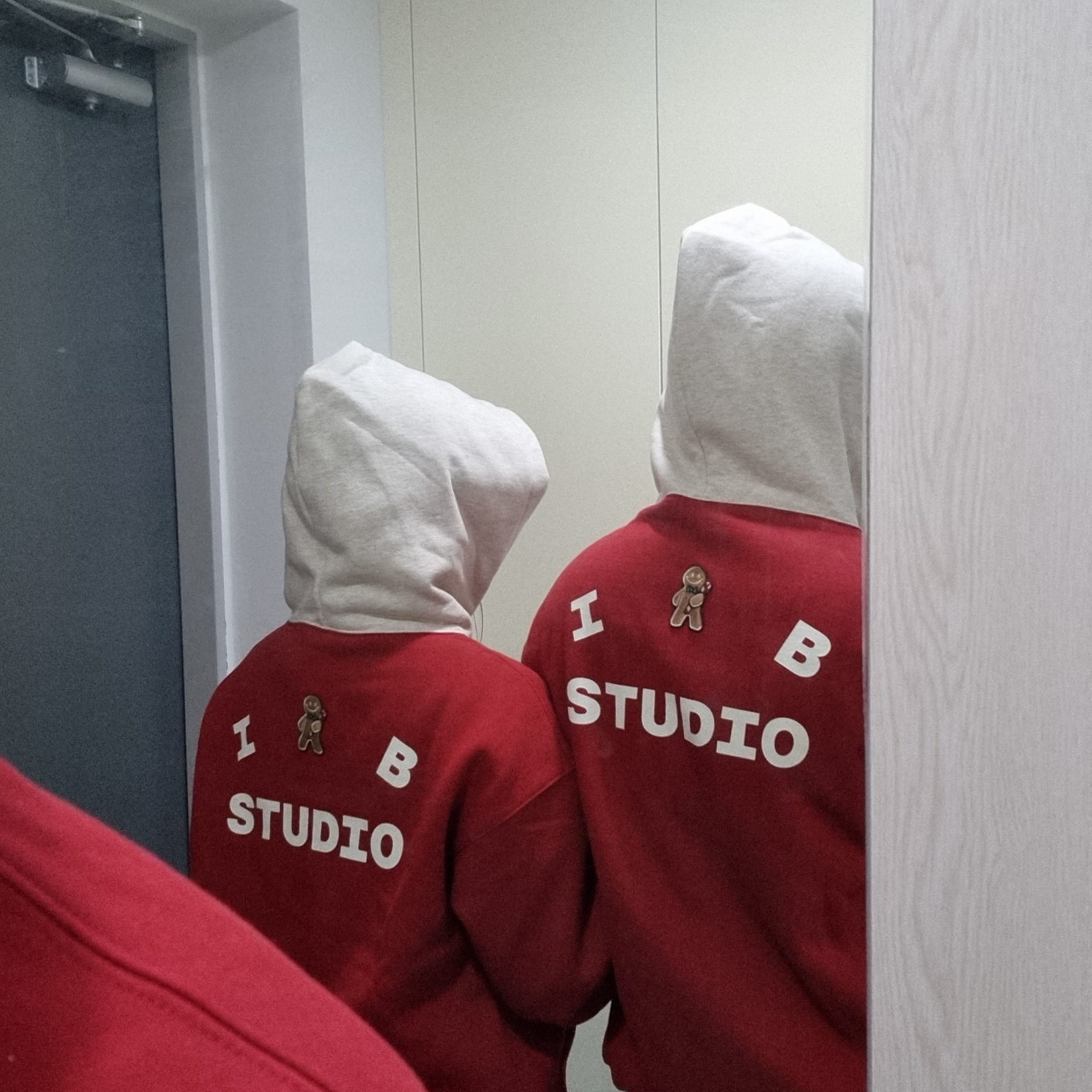 IAB Studio 24 Christmas Hoodie Burgundy Oatmeal 착용 스타일 - 1