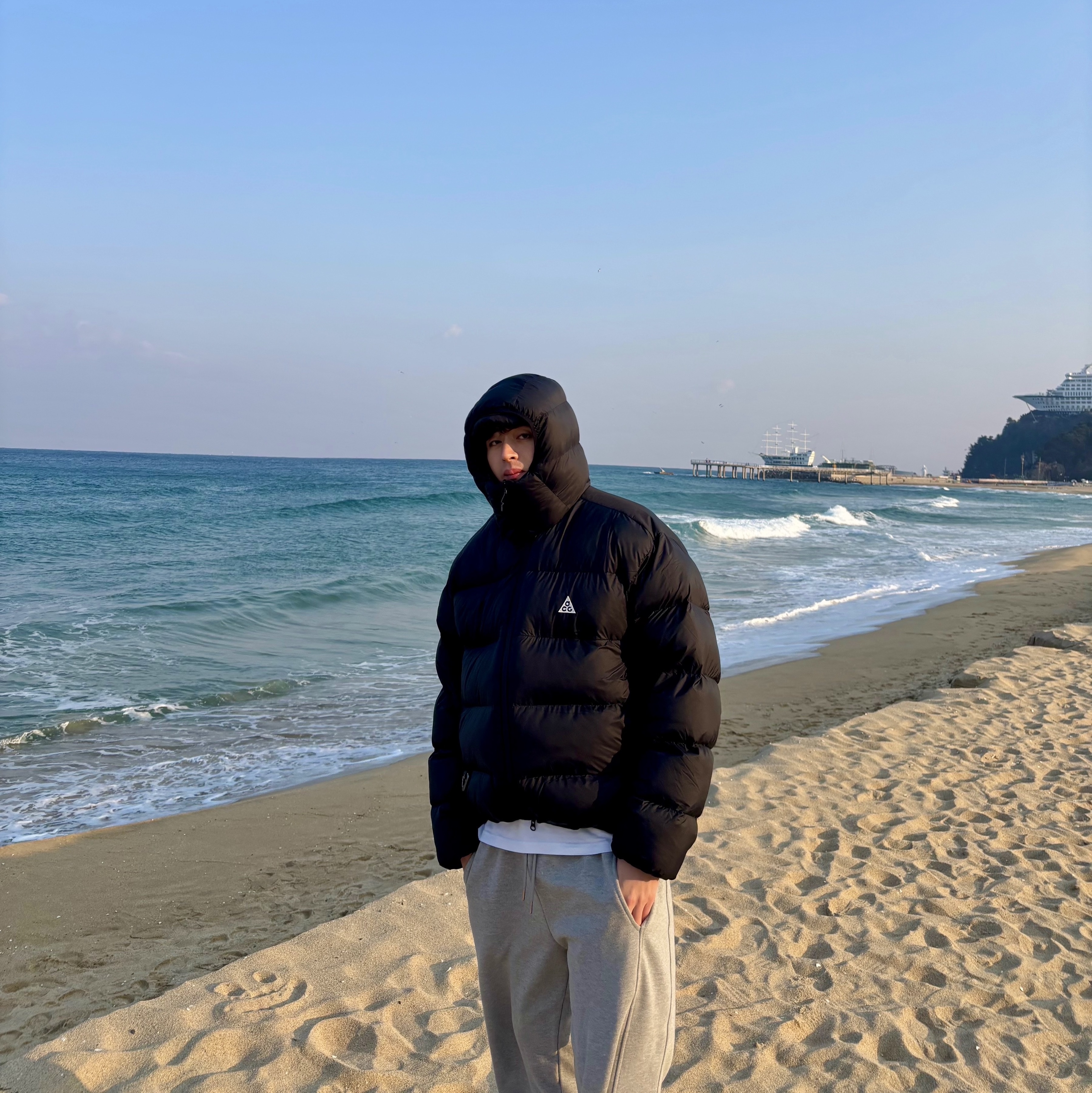Nike ACG Therma-Fit ADV Lunar Lake Loose Hooded Jacket Black Summit White - Asia, Nike ACG Mountain Fly 2 Low Gore-Tex Black and Dark Smoke Grey 착용 스타일 - 1