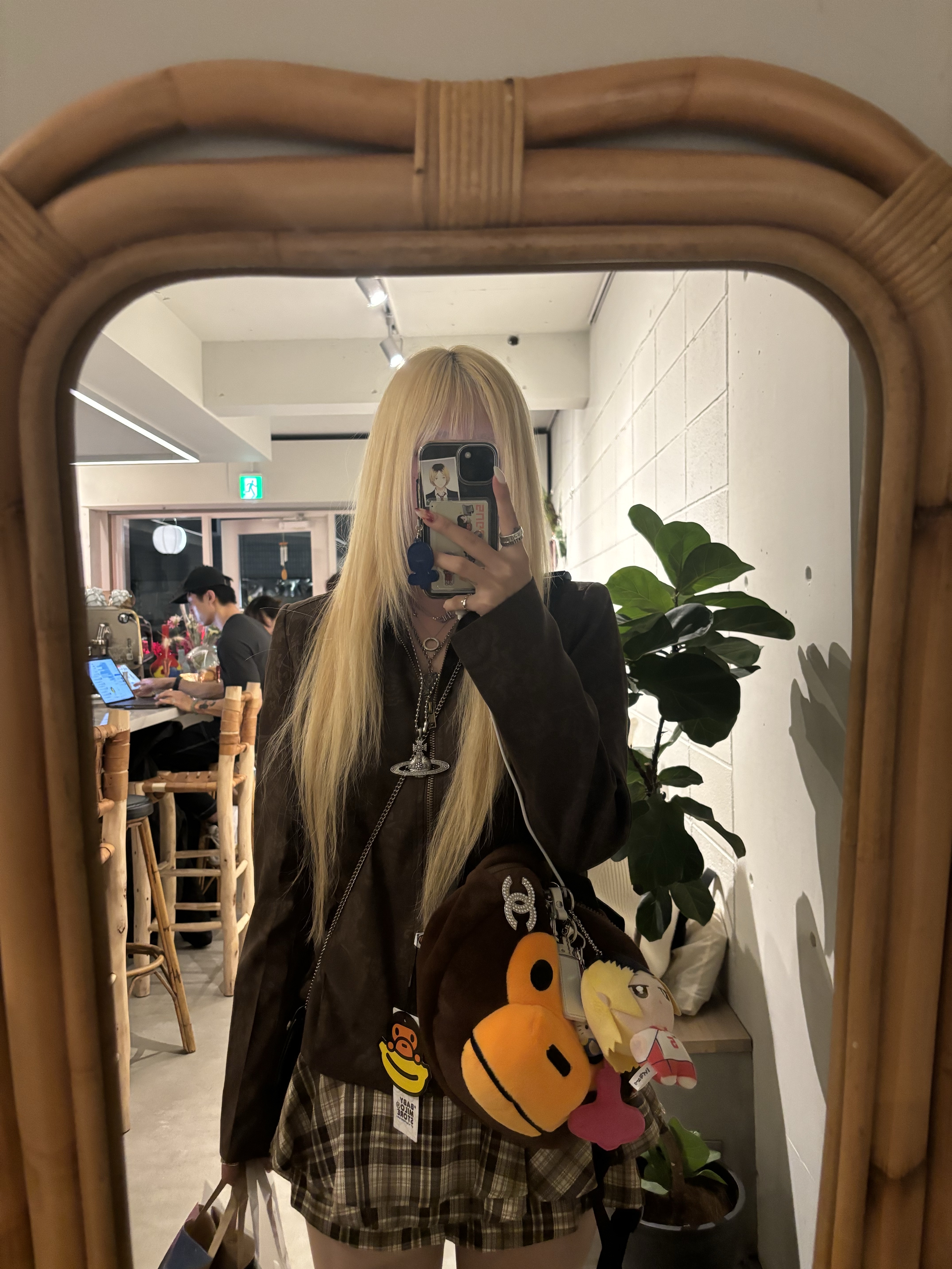 BAPE Baby Milo Plush Backpack Brown 착용 스타일 - 1