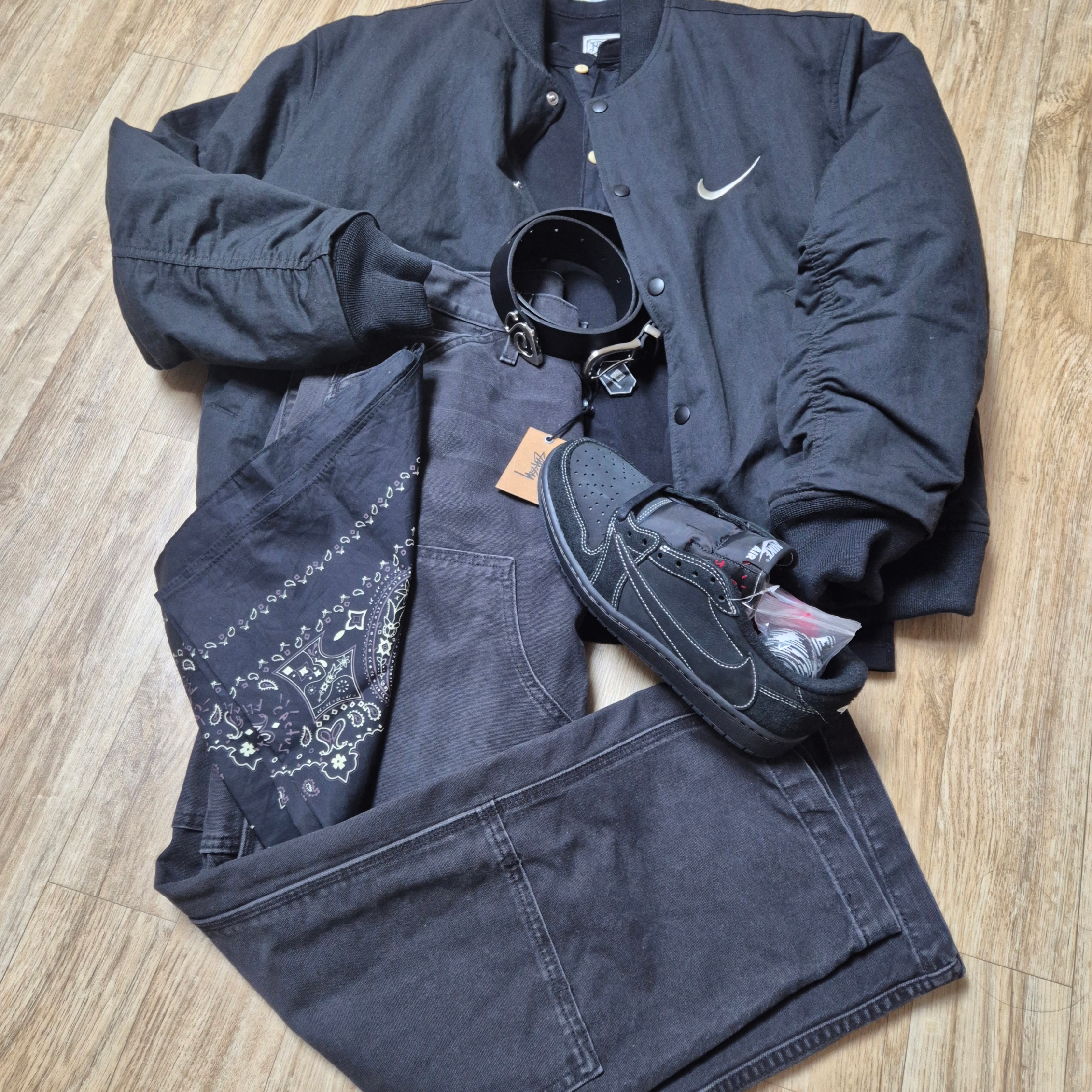 Stussy Metal S Tip Belt Black, Jordan 1 x Travis Scott Retro Low OG SP Black Phantom 착용 스타일