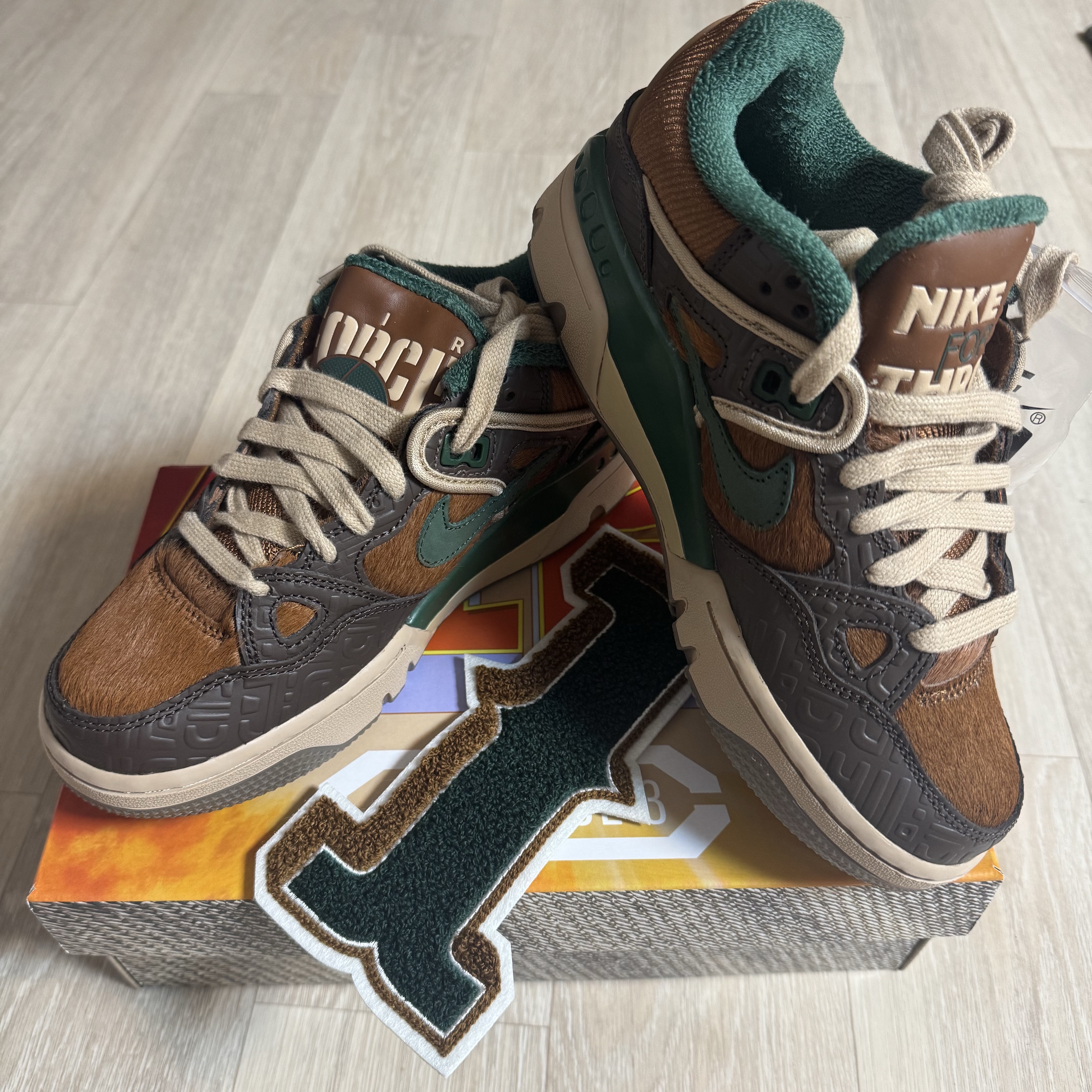 Nike x Nigo Air Force 3 Low SP Baroque Brown and Pecan, IAB Studio 24 Christmas Hoodie Burgundy Oatmeal 착용 스타일 - 1