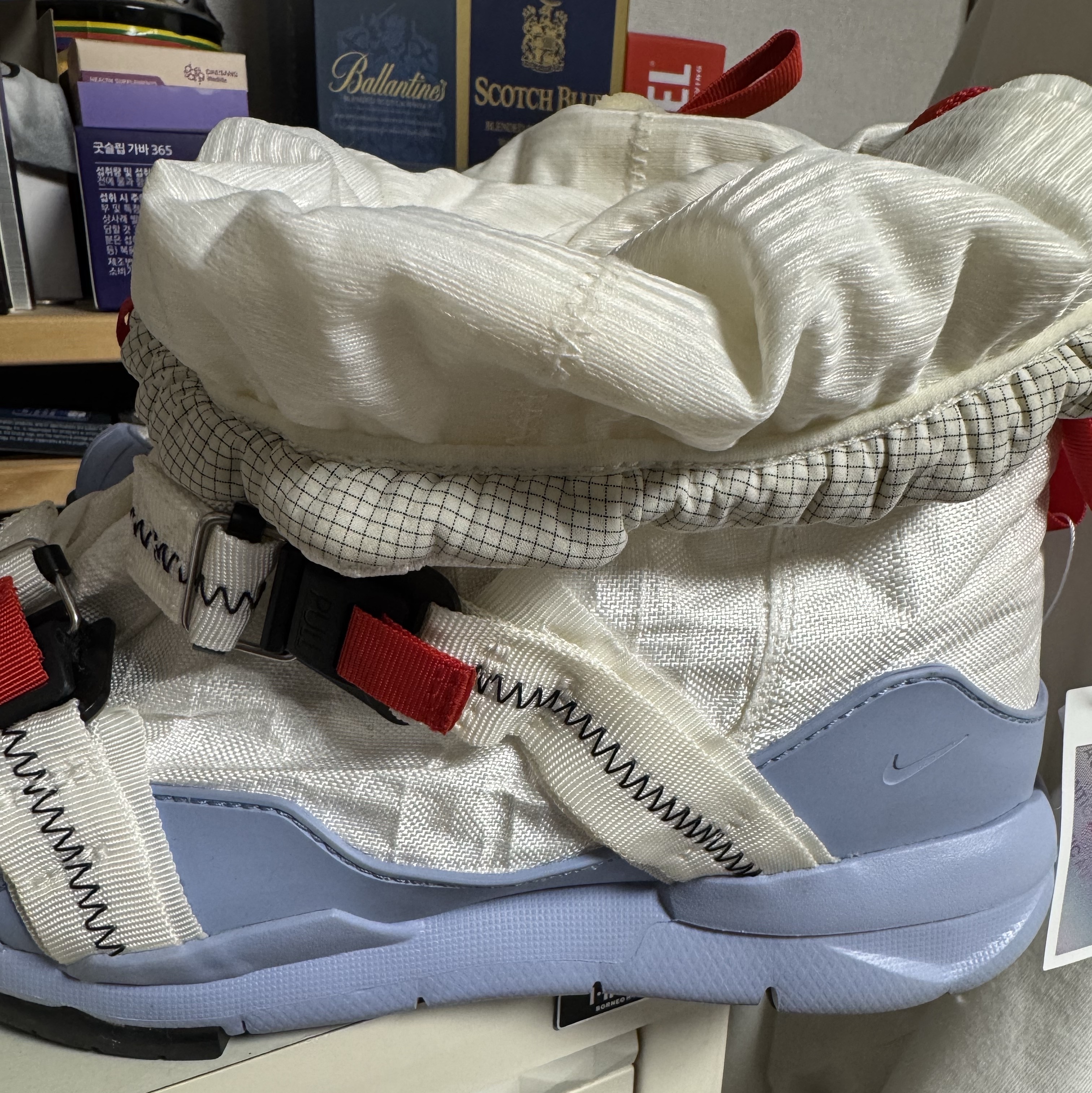 Nike x Tom Sachs Mars Yard Overshoe 3.0, Adidas Yeezy Boost 350 V2 Semi Frozen Yellow 착용 스타일 - 2