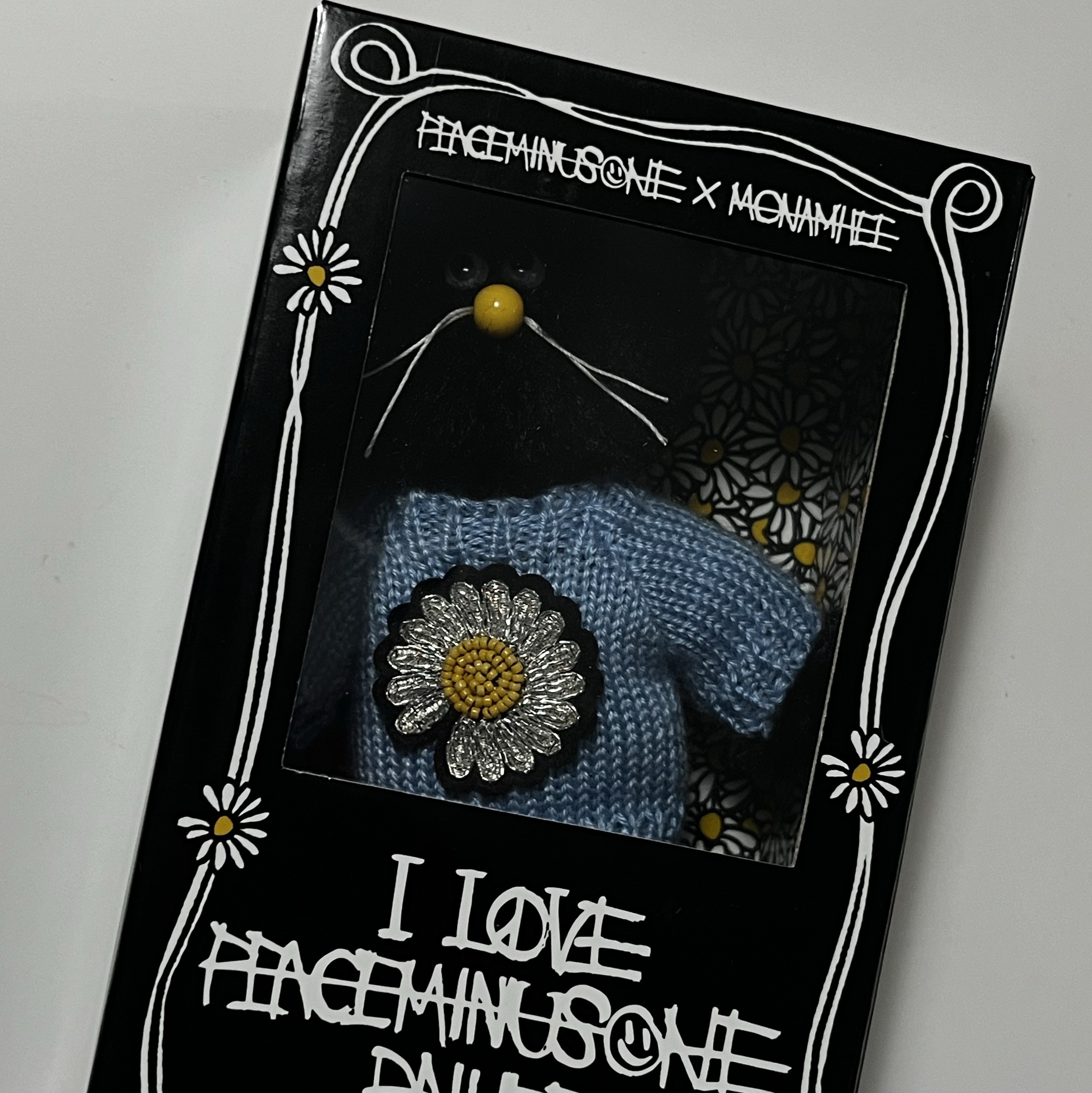Monamhee x Peaceminusone Daihee Plush Keyring 착용 스타일
