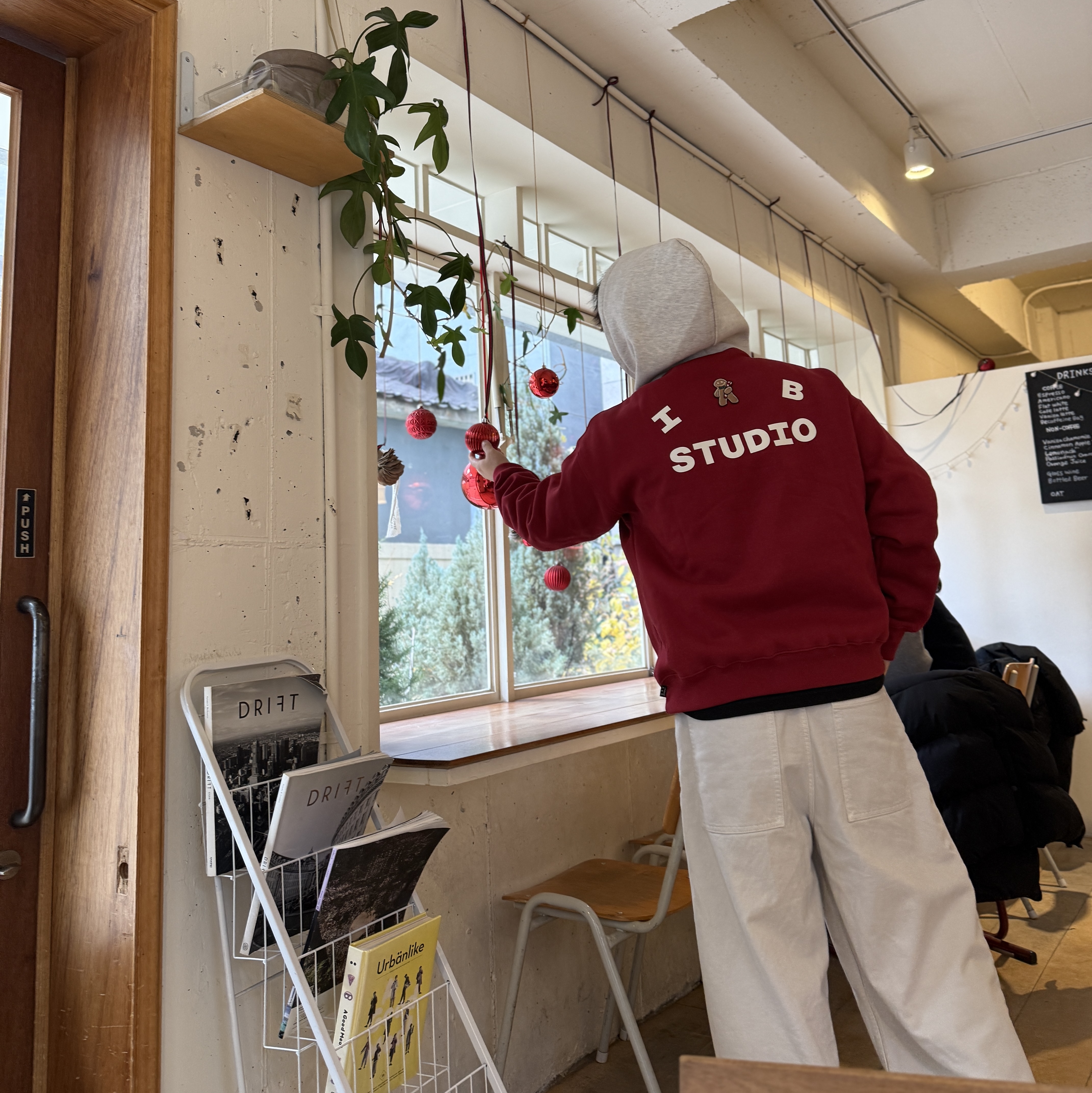 IAB Studio 24 Christmas Hoodie Burgundy Oatmeal, Military Surplus US M65 Fishtail Parka Olive Drab 착용 스타일 - 3
