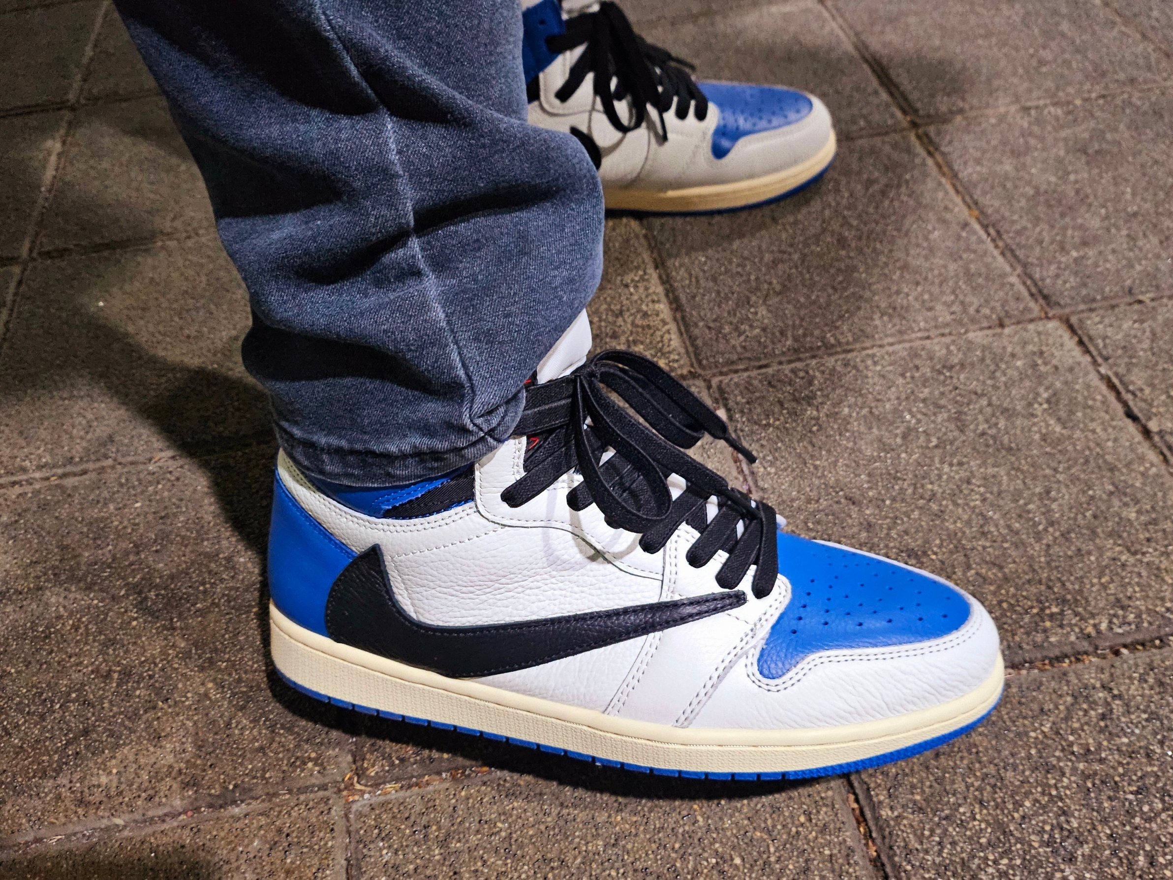 Jordan 1 x Travis Scott x Fragment Retro High OG SP Military Blue, (W) UGG Mini Bailey Button II Boots Chestnut 착용 스타일 - 1