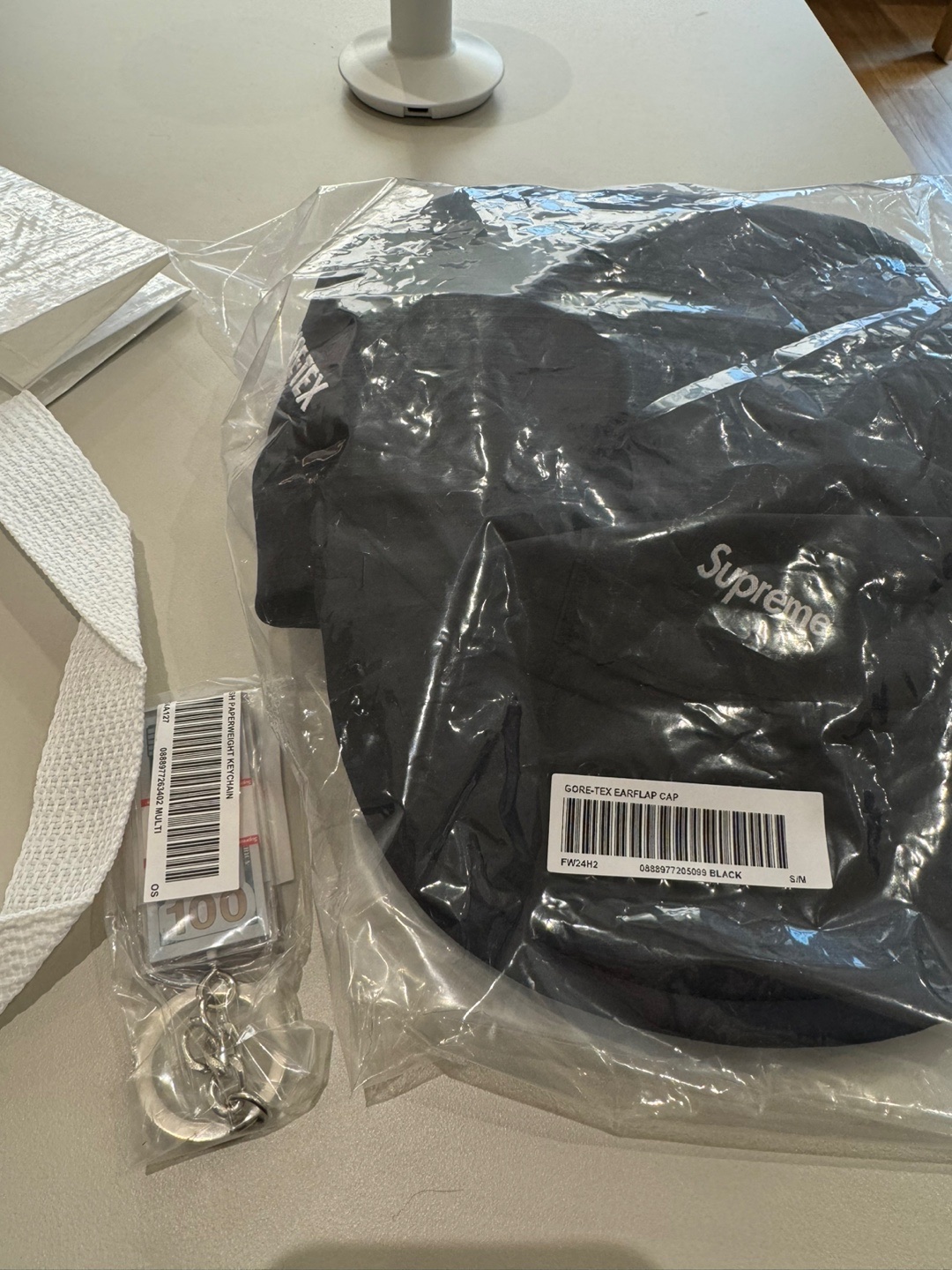 Supreme Gore-Tex Earflap Cap Black - 24FW, Supreme Cash Paperweight Keychain Multicolor - 24FW 착용 스타일