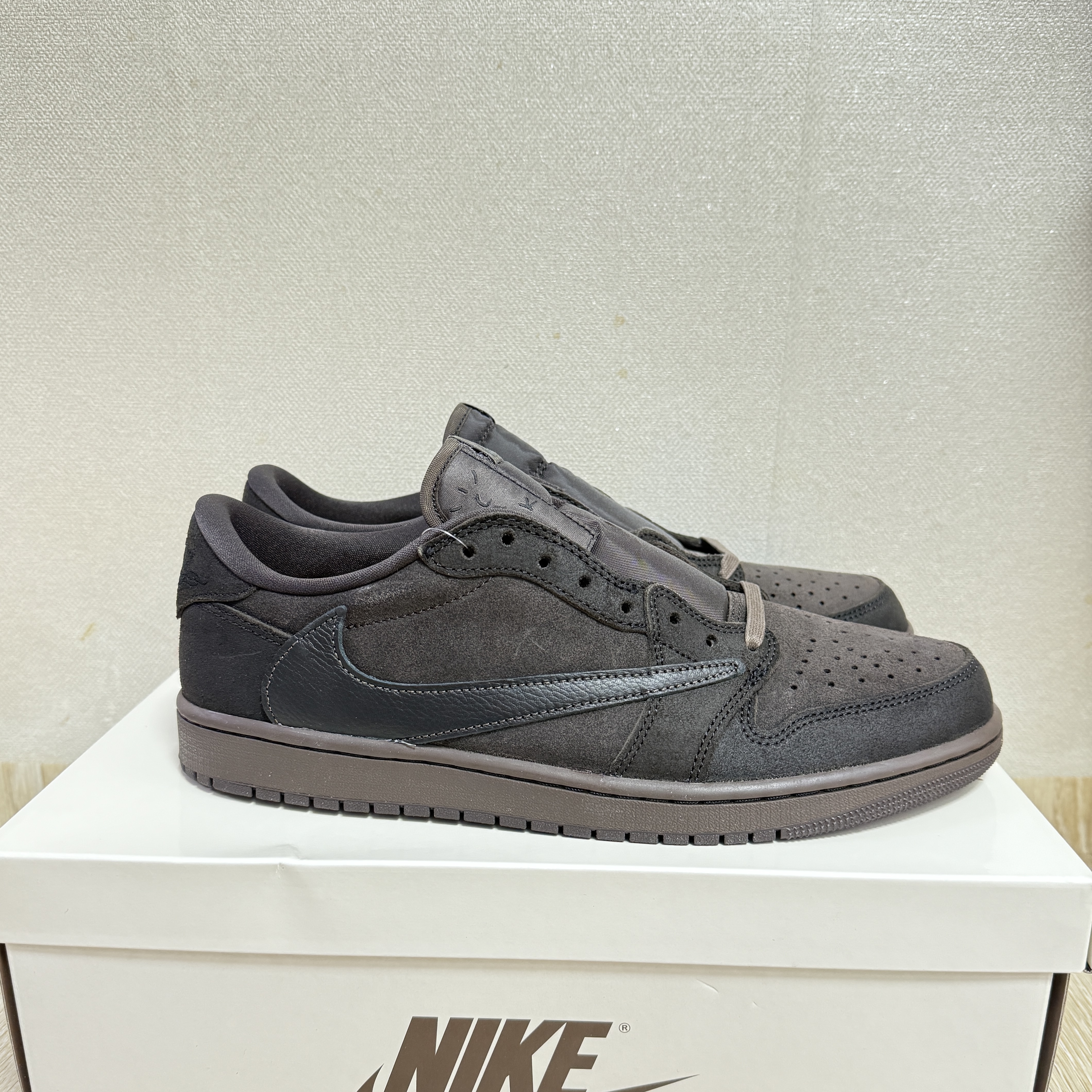 Jordan 1 x Travis Scott Retro Low OG SP Velvet Brown and Dark Mocha 착용 스타일 - 1