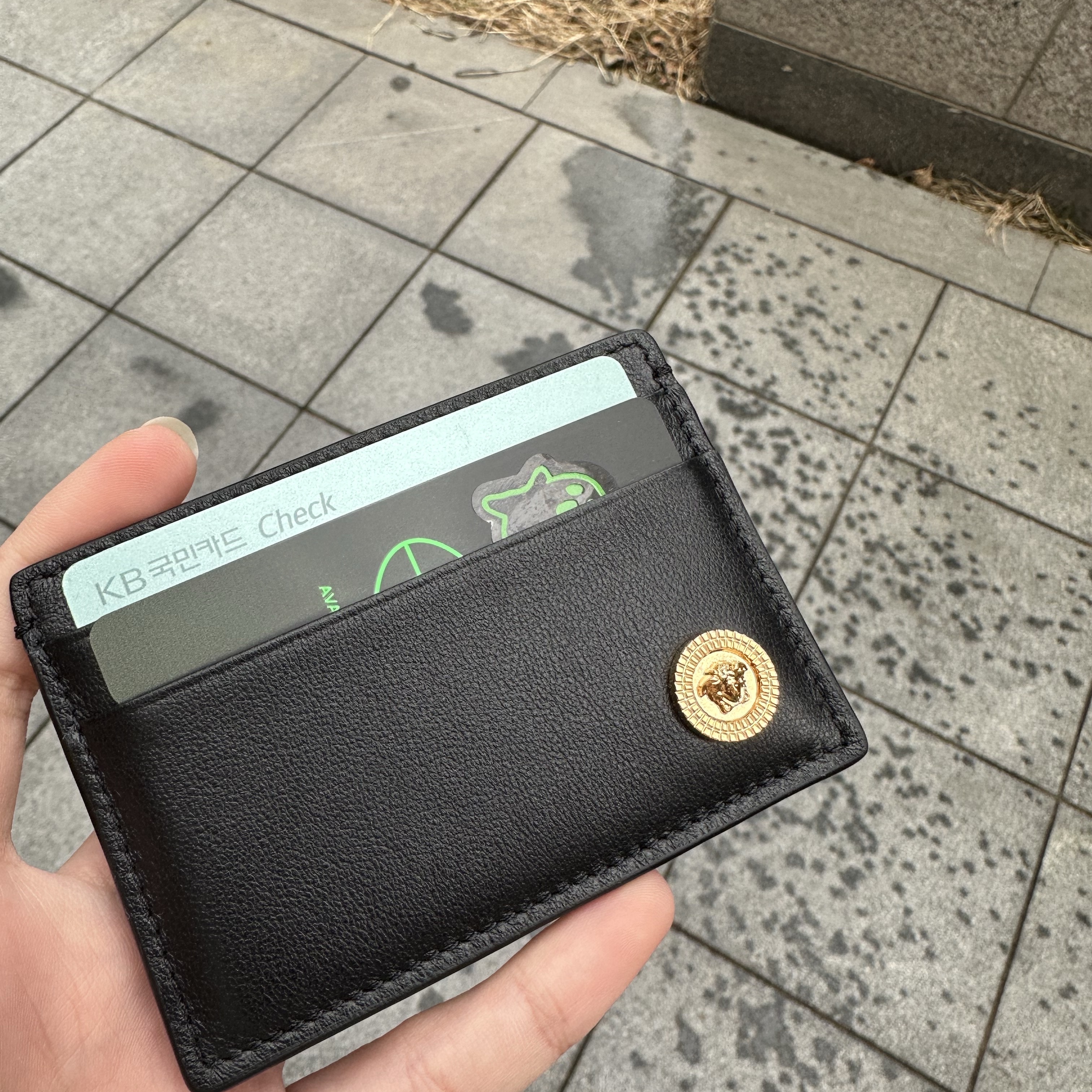 Versace Medusa Biggie Card Holder Black 착용 스타일 - 1