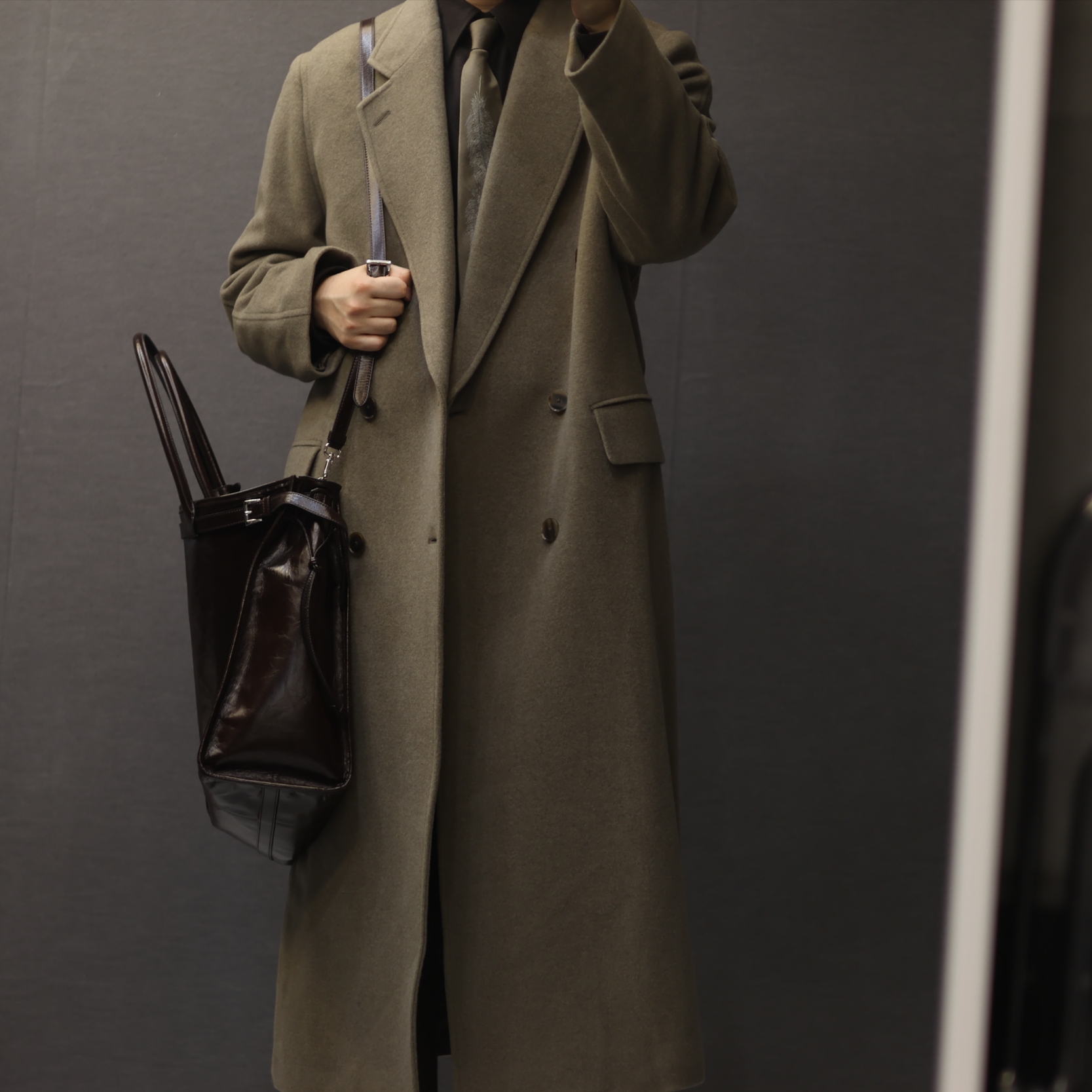 Auralee Super Fine Wool Mosser Chesterfield Coat Khaki Beige- 24AW, Prada Leather Tote Bag Dark Brown 착용 스타일 - 1