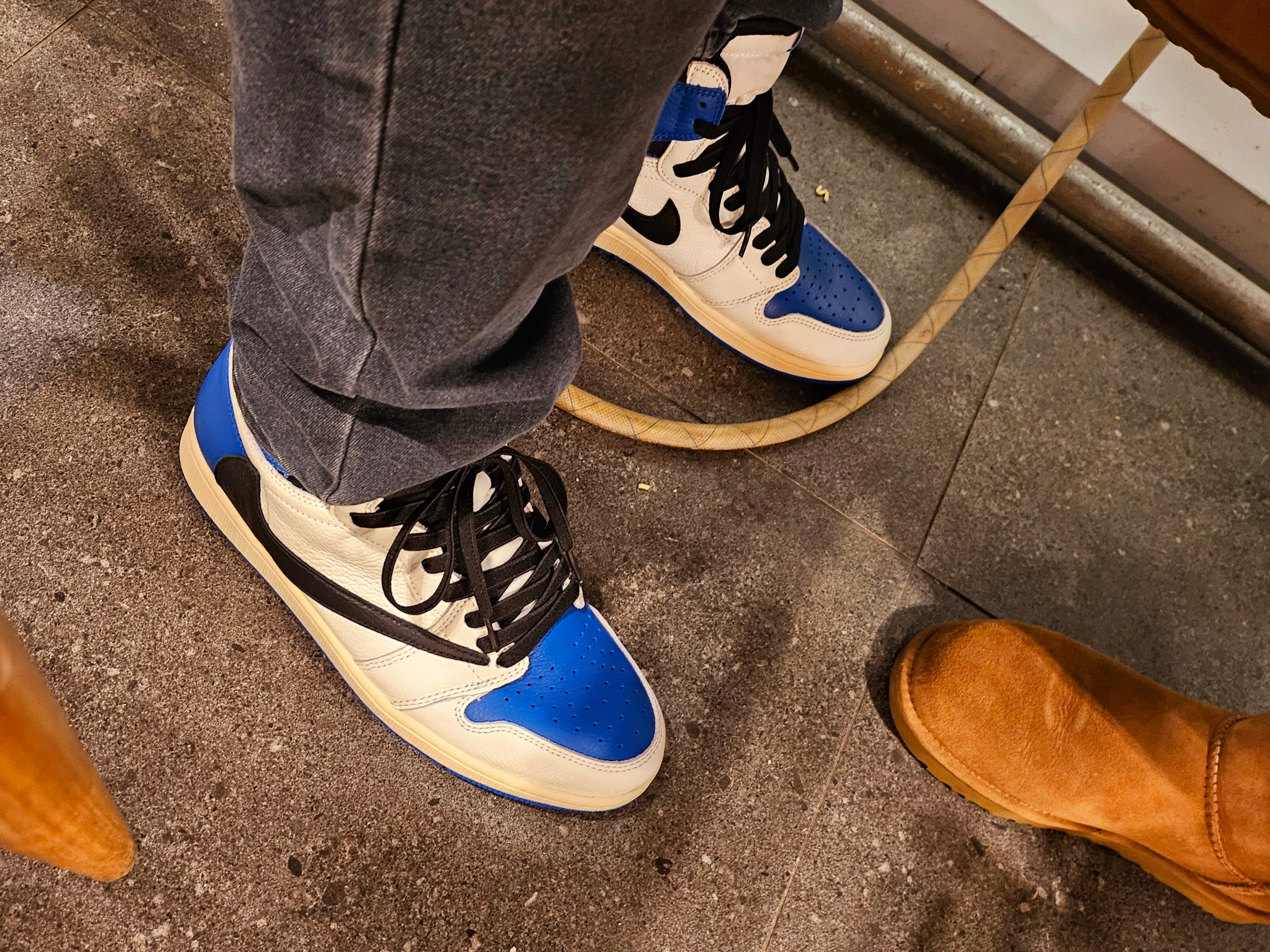 Jordan 1 x Travis Scott x Fragment Retro High OG SP Military Blue, (W) UGG Mini Bailey Button II Boots Chestnut 착용 스타일 - 4