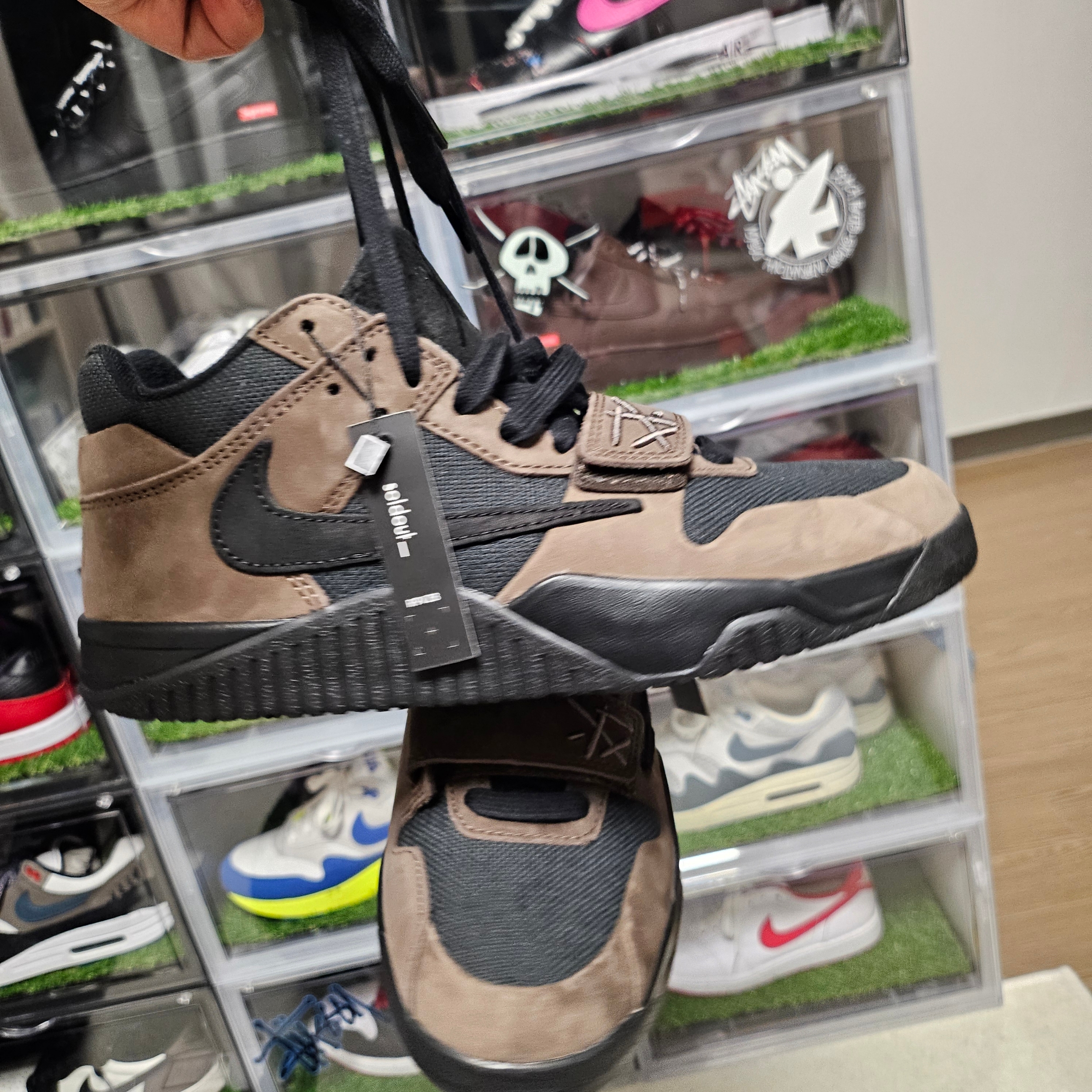Nike Swoosh Rug Black White, Jordan x Travis Scott Jumpman Jack TR Black and Dark Mocha 착용 스타일 - 5
