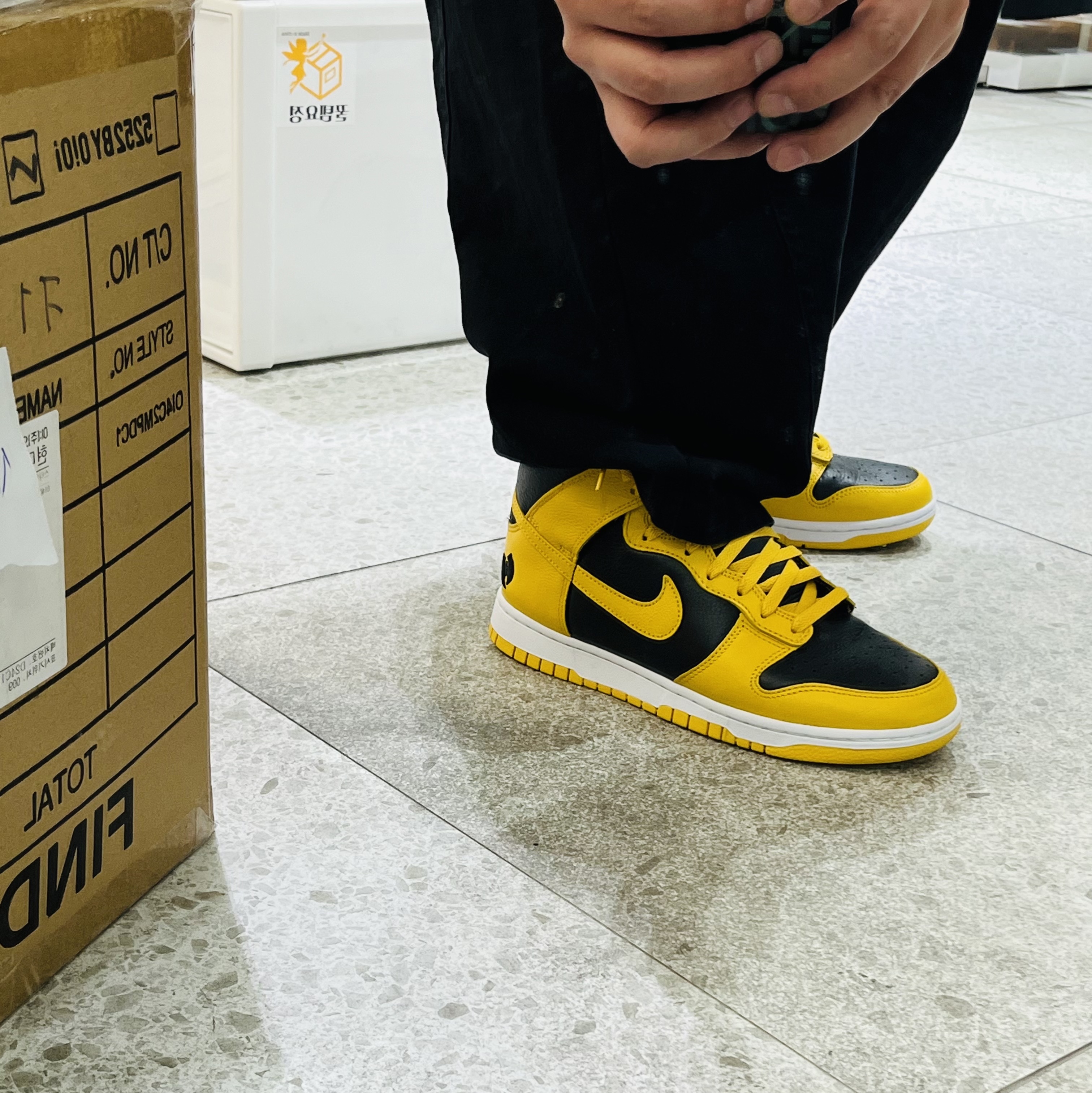 Nike Wu-Tang Clan Dunk High Black and Pollen 착용 스타일 - 1